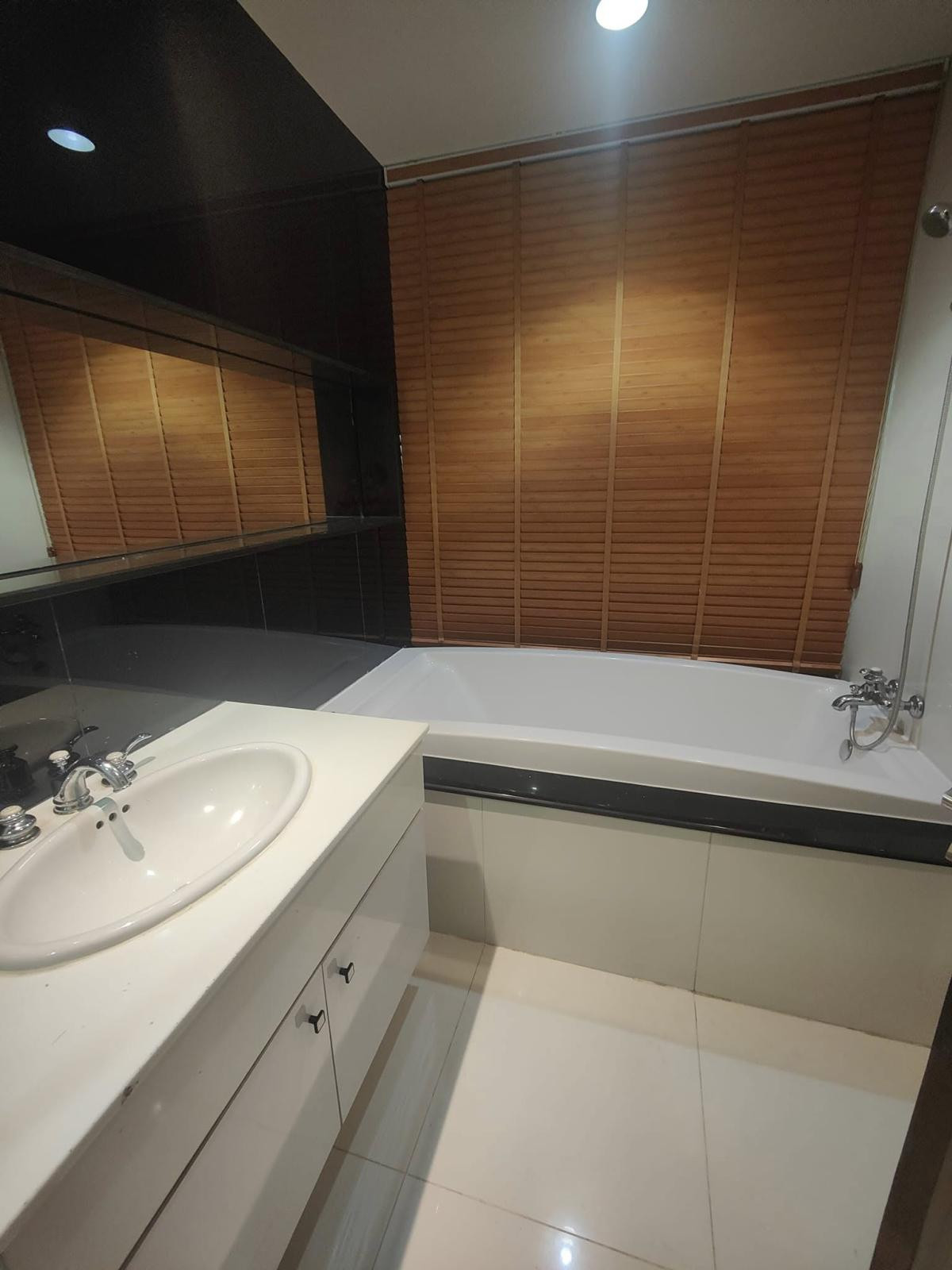 ให้เช่าคอนโดวิทยุ ชิดลม หลังสวน : เช่าคอนโด  ดิ แอดเดรส ชิดลม วิวสวย ห้องมุม BTS-ชิดลม ลุมพินี เขต ปทุมวัน กรุงเทพ CX-20202