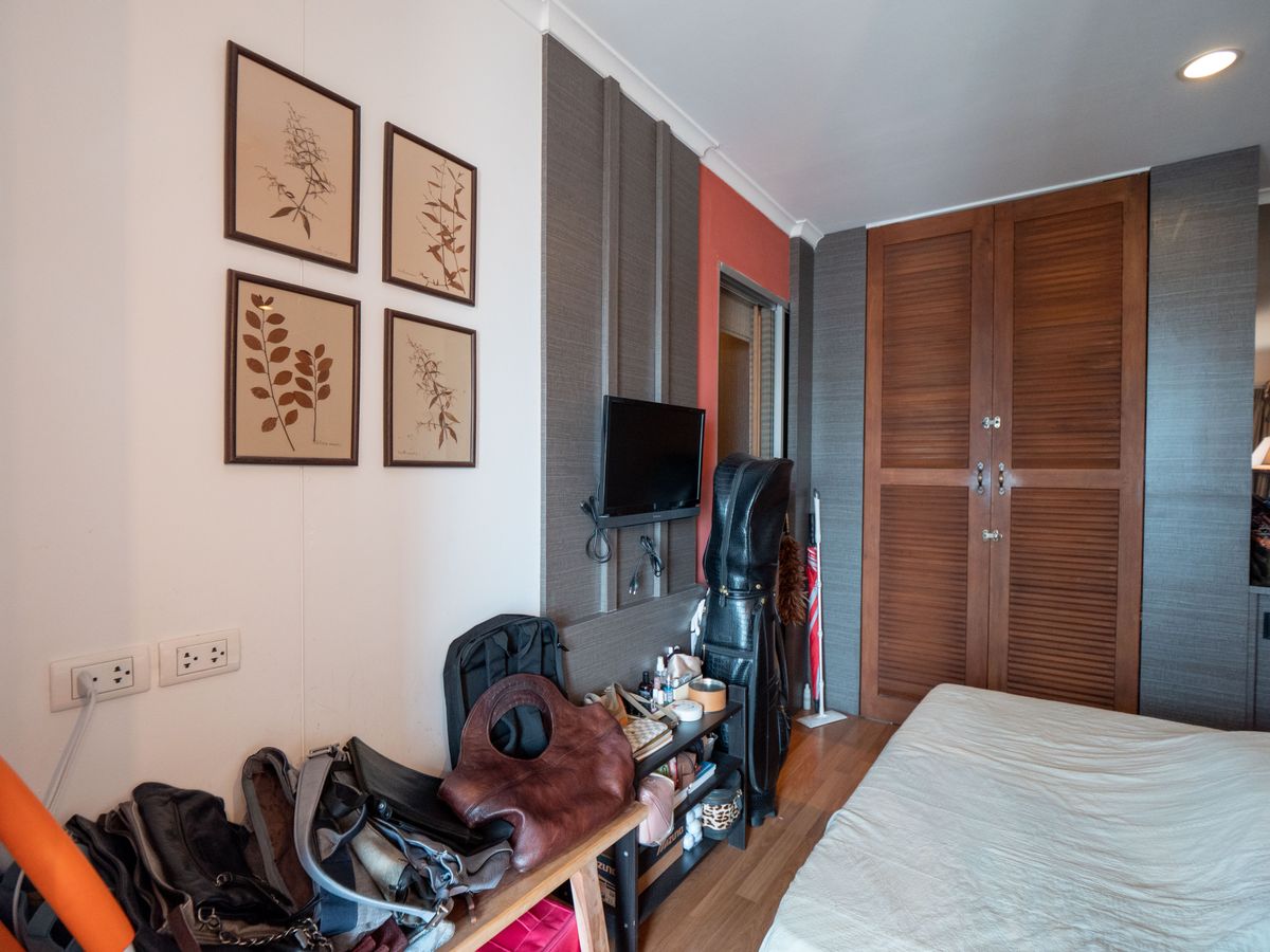 For SaleCondoRama3 (Riverside),Satupadit : Condo for sale, Lumpini Park Riverside Rama 3 Lumpini Park Riverside-Rama 3 condo on the Chao Phraya River. The only place of Lumpini The room is very beautiful, genuine woodwork, unique design, of course. Really full price. Very good value. 1 bedroom, 32