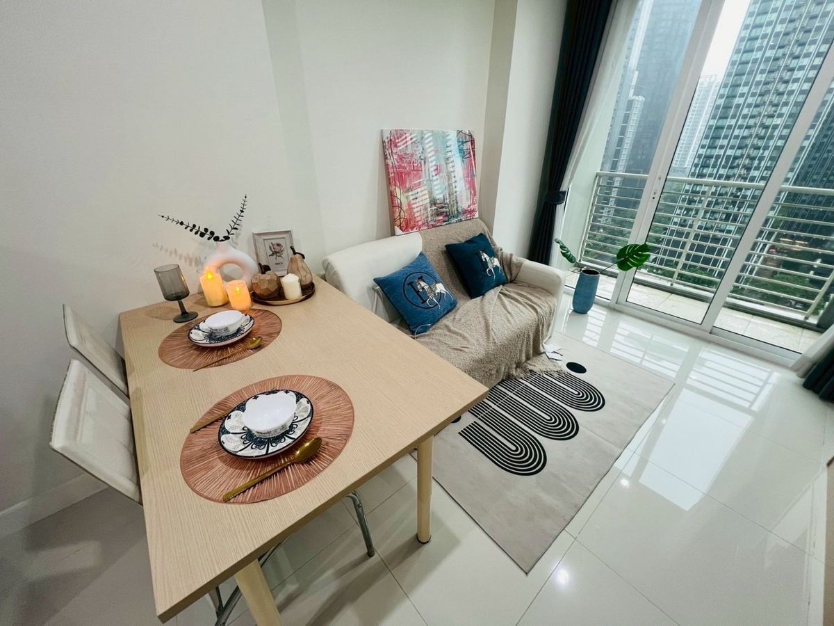 ขายคอนโดพระราม 9 เพชรบุรีตัดใหม่ RCA : 💸 ขายคอนโด The Mark Ratchada-Airportlink ราคา 2.59 ลบ. ขนาด 38 ตร.ม. 1 Bedroom ชั้น 17 เพดานสูง โปร่ง โล่งสบาย ระเบียงกว้างมาก คอนโด High Rise สูงทั้งหมด 25 ชั้น จำนวนยูนิตน้อยเพียง 420 ยูนิต เป็นส่วนตัว ไร้ความวุ่นวาย ที่จอดรถเพียงพอ 
