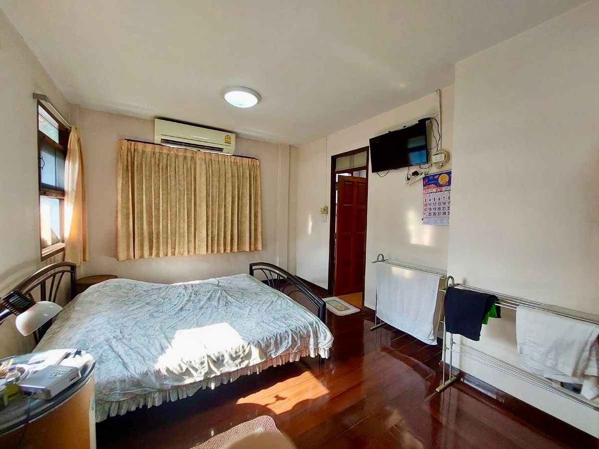 ขายบ้านพัฒนาการ ศรีนครินทร์ : ขายบ้านเดี่ยว 2 ชั้น ทำเลศักยภาพ – Seri Rama 9 Soi 58 Yaek 8 บ้านเดี่ยว 2 ชั้น พื้นที่กว้างขวาง พร้อมเรือนรับรองในพื้นที่เดียวกัน เหมาะสำหรับครอบครัวใหญ่หรือผู้ที่ต้องการพื้นที่ใช้สอยครบครัน