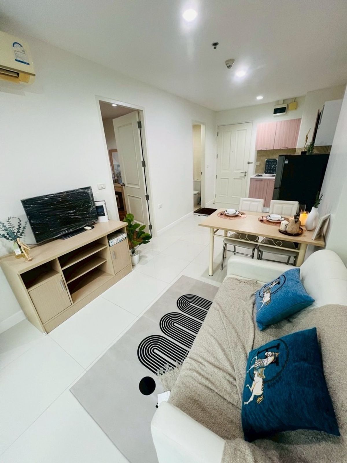 ขายคอนโดพระราม 9 เพชรบุรีตัดใหม่ RCA : 💸 ขายคอนโด The Mark Ratchada-Airportlink ราคา 2.59 ลบ. ขนาด 38 ตร.ม. 1 Bedroom ชั้น 17 เพดานสูง โปร่ง โล่งสบาย ระเบียงกว้างมาก คอนโด High Rise สูงทั้งหมด 25 ชั้น จำนวนยูนิตน้อยเพียง 420 ยูนิต เป็นส่วนตัว ไร้ความวุ่นวาย ที่จอดรถเพียงพอ 
