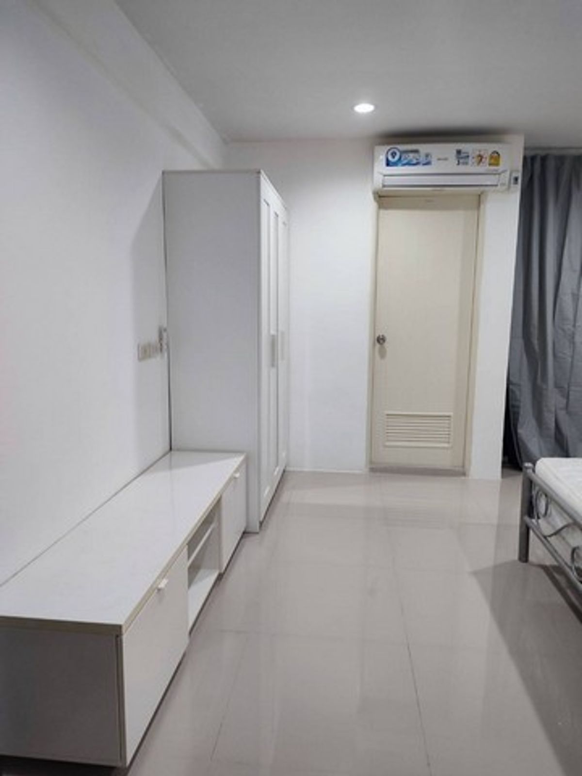 ขายคอนโดมีนบุรี-ร่มเกล้า : ขายคอนโดกรีนพ้อยท์ หนองจอก (Green Point Condo Nong Chok), ชั้น 2 (ห้องเป็นห้องหัวมุม และมี 2 ห้องติดกัน, รวม 42.11 ตร.ม.) พร้อมแอร์+เฟอร์นิเจอร์, ราคาขาย 1,500,000 บาท 