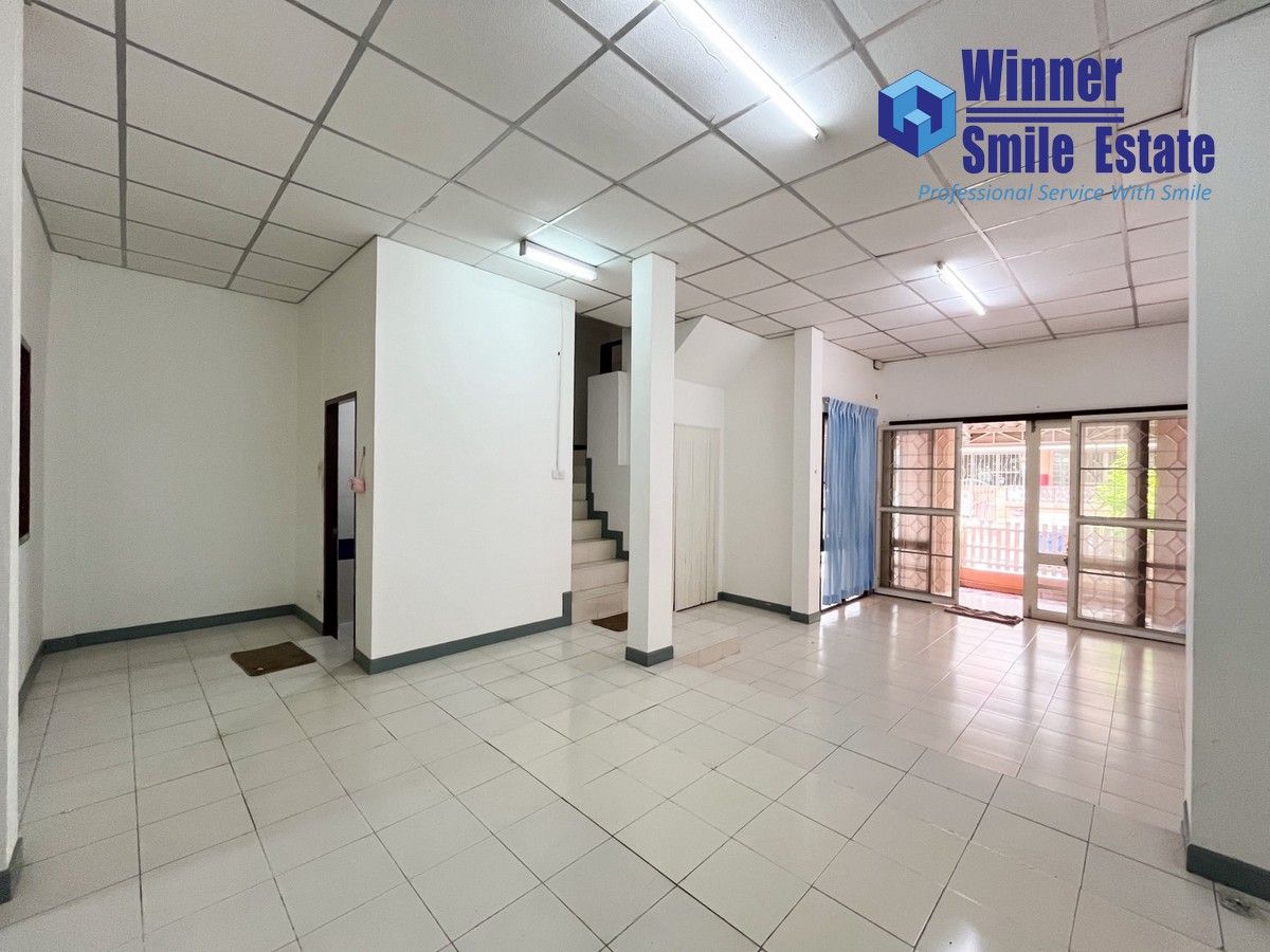 For SaleTownhomeSamut Prakan,Samrong : Townhouse for sale in Lily Ville 1 Village, Srinakarin-Theparak, Soi Mangkorn, with two entrances and exits on Theparak Road and Phraeksa Road.