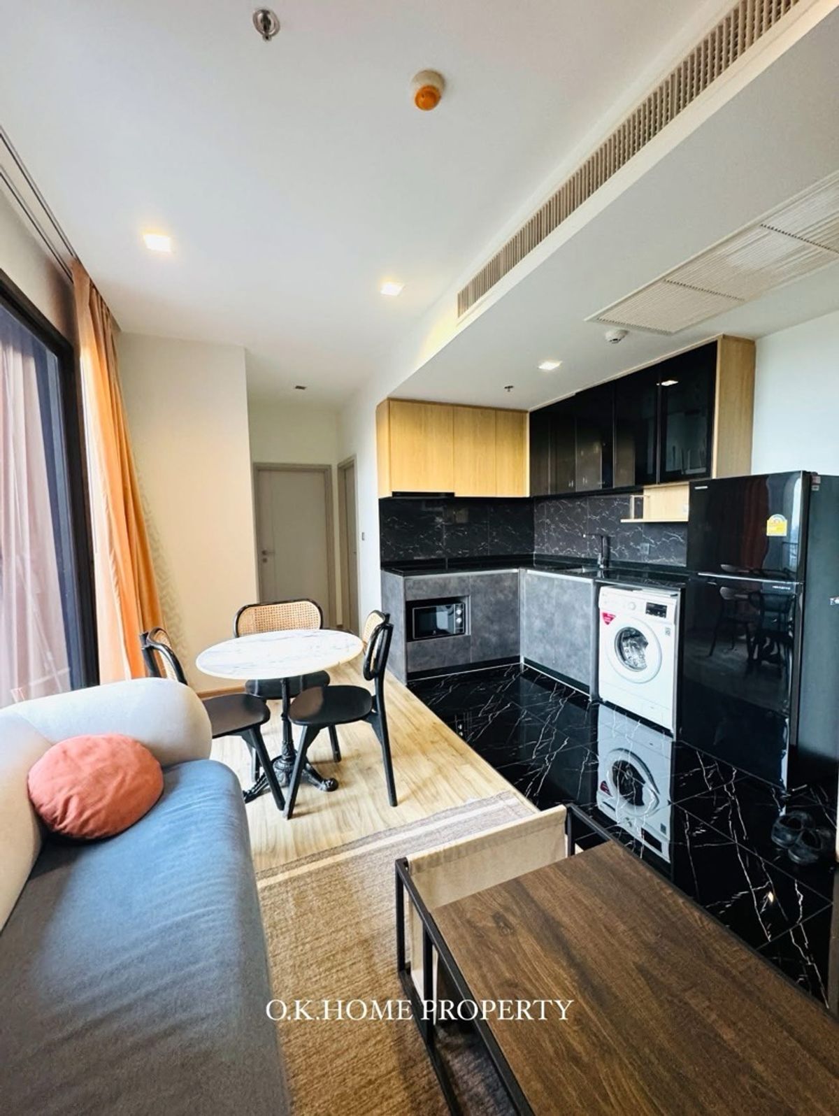 For RentCondoSapankwai,Jatujak : 📍 Rent !! The Line Chatuchak - Morchit Furniture is ready to be next to the BTS / MRT. Convenient to travel (ready to move in).