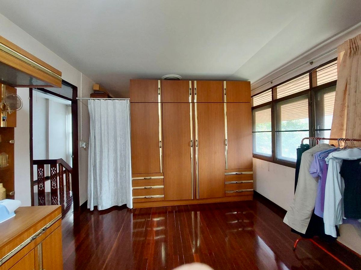 ขายบ้านพัฒนาการ ศรีนครินทร์ : ขายบ้านเดี่ยว 2 ชั้น ทำเลศักยภาพ – Seri Rama 9 Soi 58 Yaek 8 บ้านเดี่ยว 2 ชั้น พื้นที่กว้างขวาง พร้อมเรือนรับรองในพื้นที่เดียวกัน เหมาะสำหรับครอบครัวใหญ่หรือผู้ที่ต้องการพื้นที่ใช้สอยครบครัน