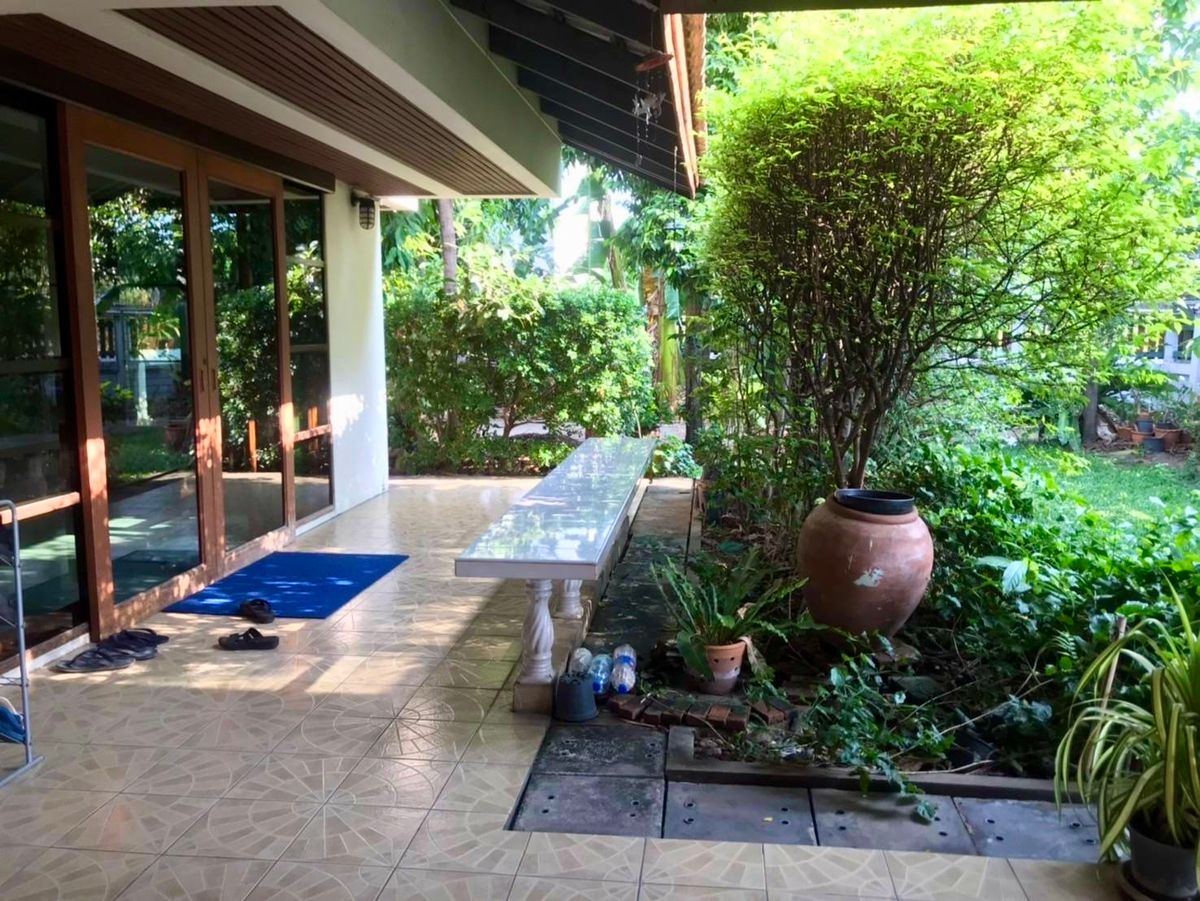 ขายบ้านพัฒนาการ ศรีนครินทร์ : ขายบ้านเดี่ยว 2 ชั้น ทำเลศักยภาพ – Seri Rama 9 Soi 58 Yaek 8 บ้านเดี่ยว 2 ชั้น พื้นที่กว้างขวาง พร้อมเรือนรับรองในพื้นที่เดียวกัน เหมาะสำหรับครอบครัวใหญ่หรือผู้ที่ต้องการพื้นที่ใช้สอยครบครัน