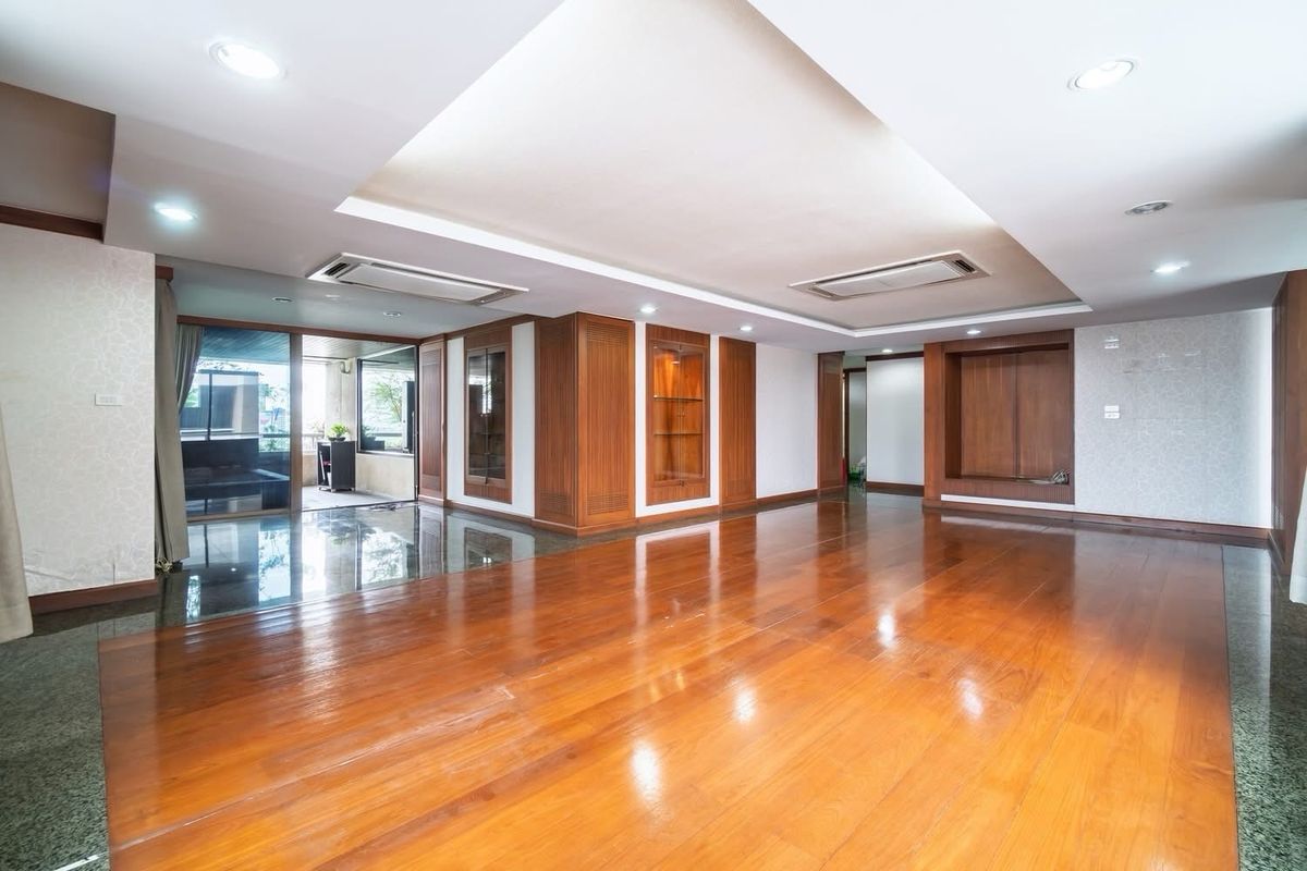 For SaleCondoSukhumvit, Asoke, Thonglor : Urgent sale 📌 Condo Asoke Tower Condo to raise animals 🐶😻 Sukhumvit 21 Room 254 SQ.M 2 BED 3 Bath only 22 MB only !!