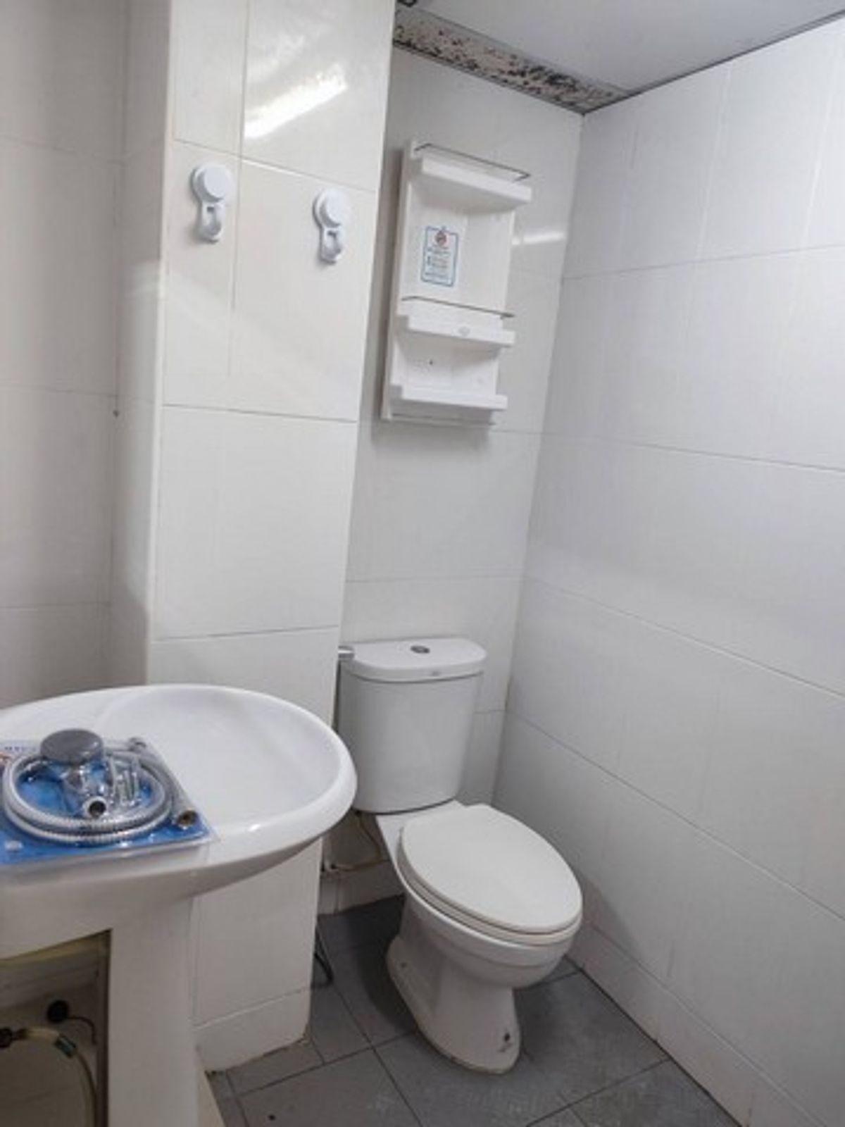 ขายคอนโดมีนบุรี-ร่มเกล้า : ขายคอนโดกรีนพ้อยท์ หนองจอก (Green Point Condo Nong Chok), ชั้น 2 (ห้องเป็นห้องหัวมุม และมี 2 ห้องติดกัน, รวม 42.11 ตร.ม.) พร้อมแอร์+เฟอร์นิเจอร์, ราคาขาย 1,500,000 บาท 