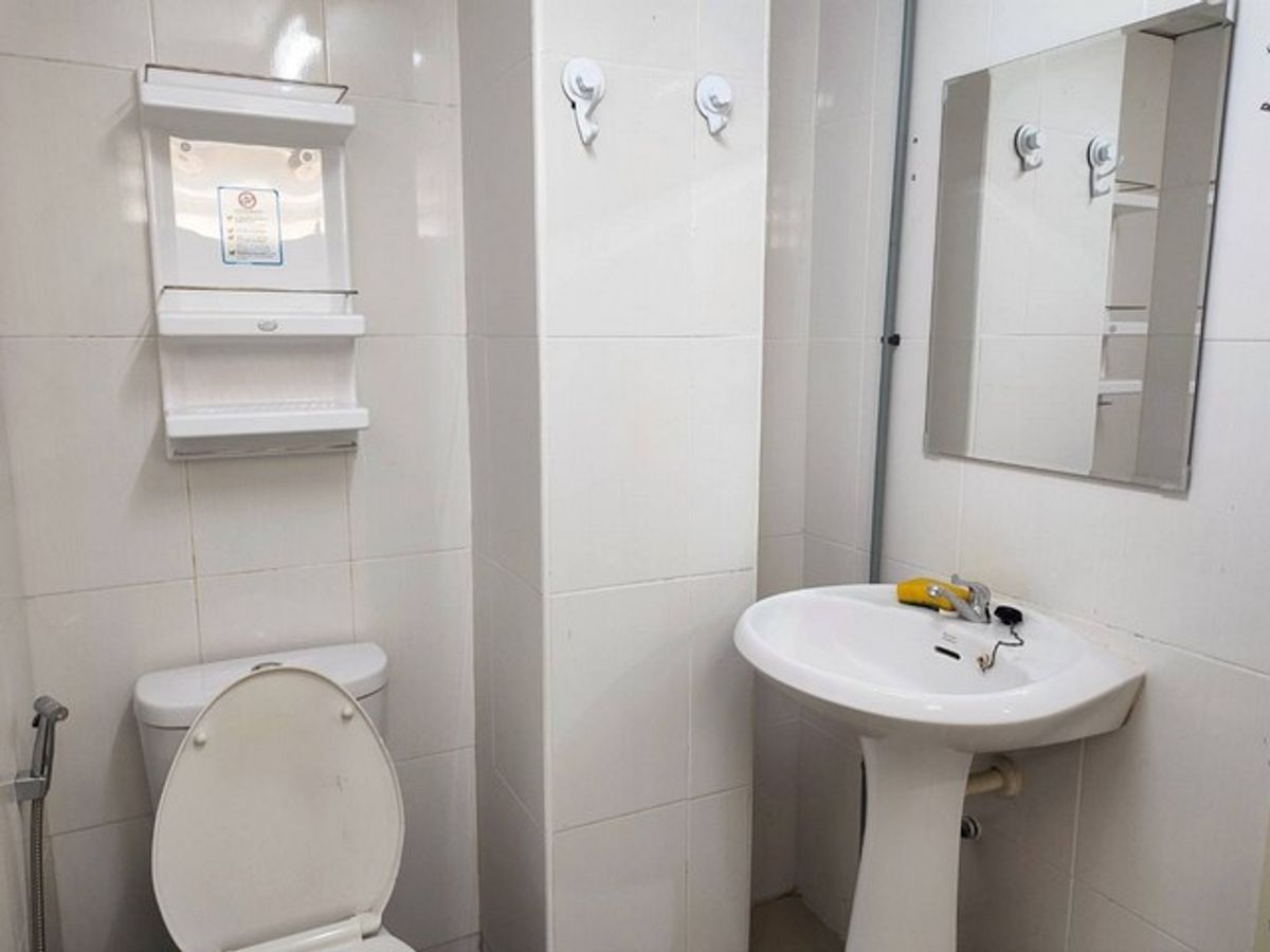 ขายคอนโดมีนบุรี-ร่มเกล้า : ขายคอนโดกรีนพ้อยท์ หนองจอก (Green Point Condo Nong Chok), ชั้น 2 (ห้องเป็นห้องหัวมุม และมี 2 ห้องติดกัน, รวม 42.11 ตร.ม.) พร้อมแอร์+เฟอร์นิเจอร์, ราคาขาย 1,500,000 บาท 