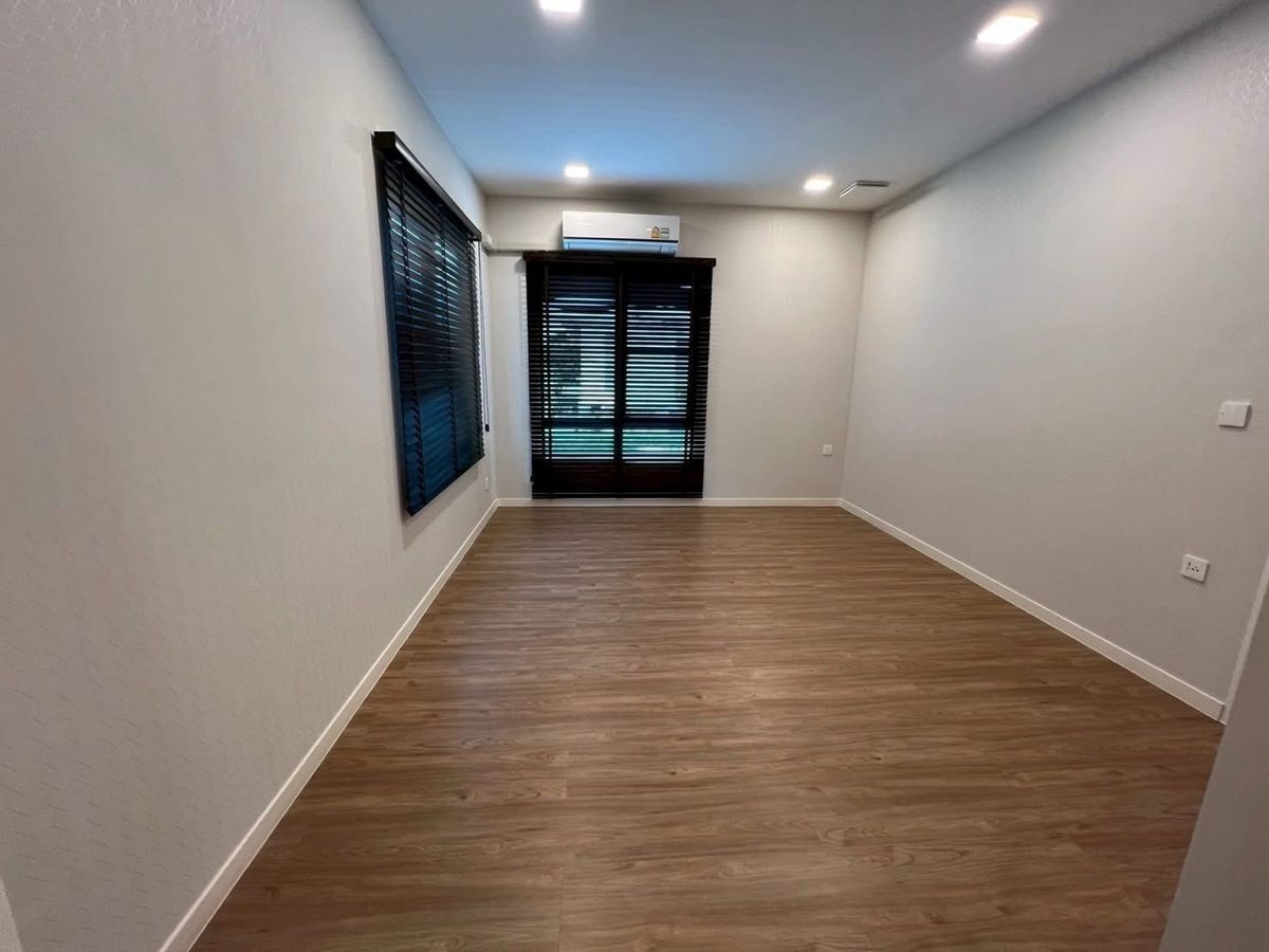 บ้านสมุทรปราการ สำโรง : 📢👇บ้านทำเลศักยภาพ! บ้านแปลงมุมในโครงการมัณฑนา บางนา กม.15 ใกล้คลับเฮาส์และทะเลสาบ พร้อม EV Charger