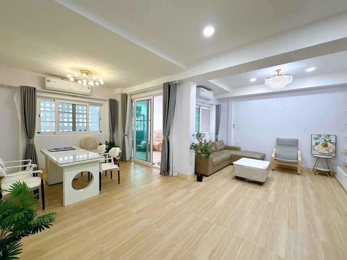 For RentTownhomeRatchadapisek, Huaikwang, Suttisan : 💕 Huai Khwang House Ratchada 18, free with 5 bedrooms, 5 bathrooms, Fully electricity, near MRT Huai Khwang 🚝