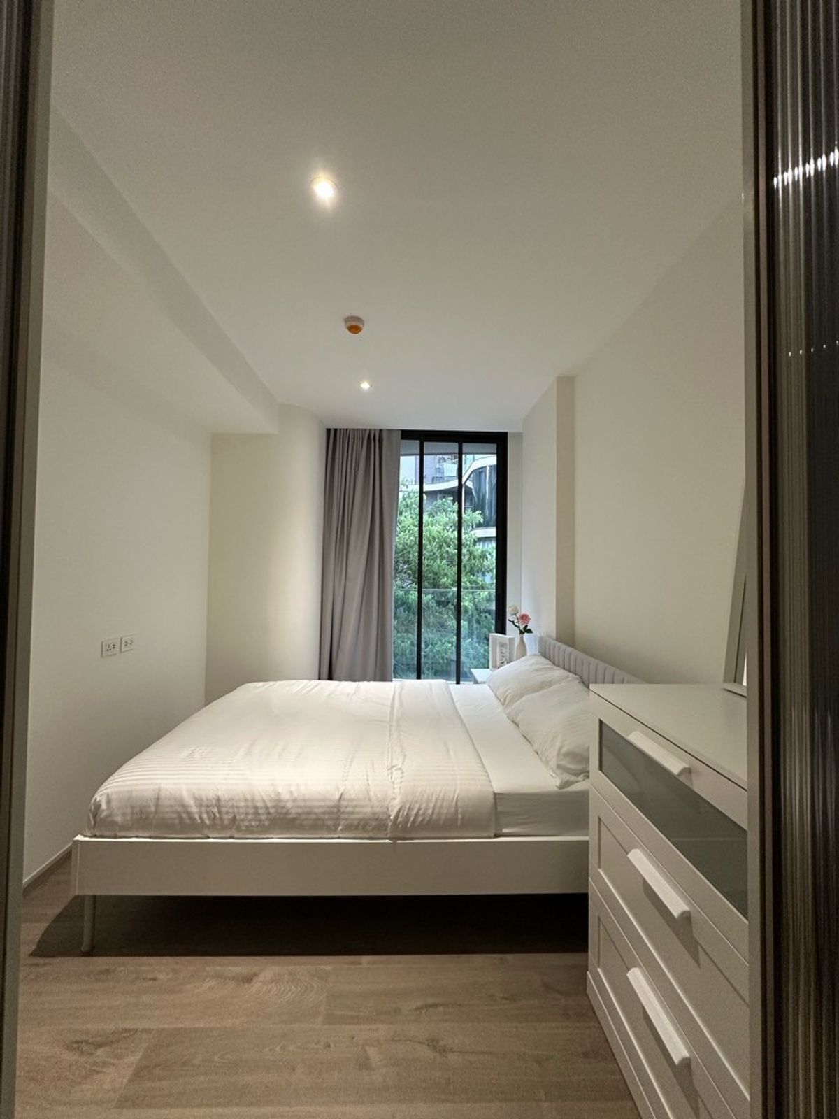 For RentCondoSukhumvit, Asoke, Thonglor : Brand new condo 2 bedrooms🌟 5 min walk to Benchakitti Park 