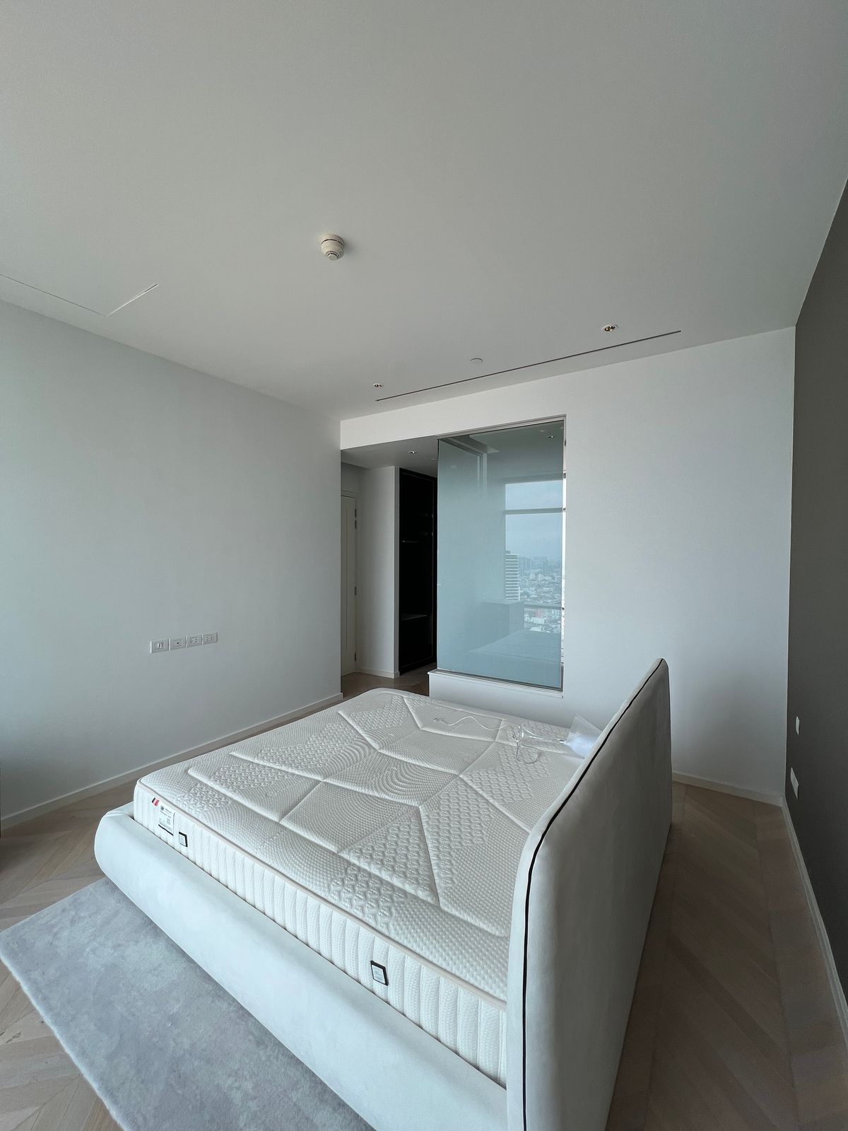 ให้เช่าคอนโดสาทร นราธิวาส : 137 ตร.ม. 2 ห้องนอน ที่ Four Seasons Private Residences กรุงเทพ ริมแม่น้ำเจ้าพระยา