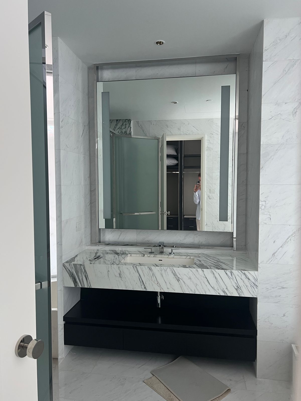 ให้เช่าคอนโดสาทร นราธิวาส : 137 ตร.ม. 2 ห้องนอน ที่ Four Seasons Private Residences กรุงเทพ ริมแม่น้ำเจ้าพระยา