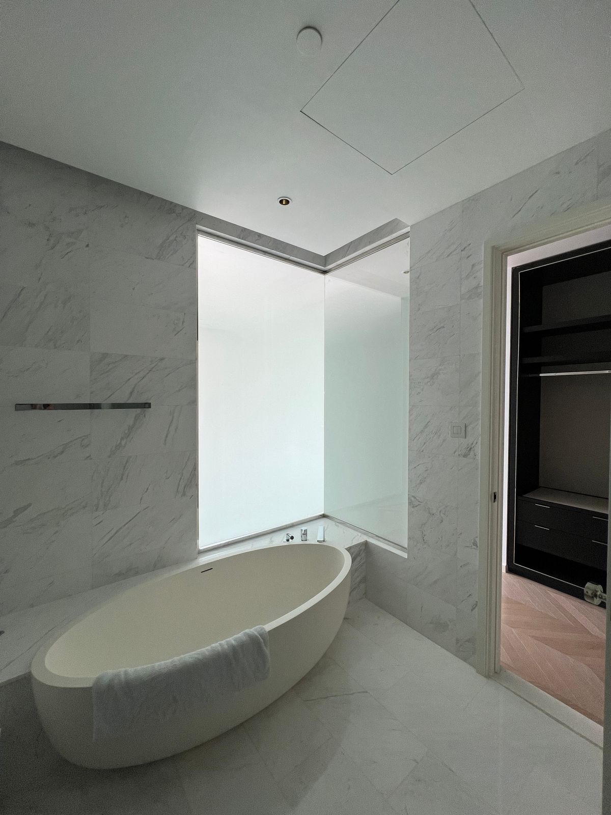 ให้เช่าคอนโดสาทร นราธิวาส : 137 ตร.ม. 2 ห้องนอน ที่ Four Seasons Private Residences กรุงเทพ ริมแม่น้ำเจ้าพระยา