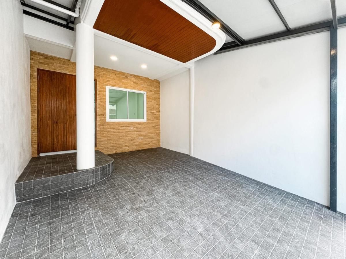 ขายทาวน์โฮมโชคชัย4 ลาดพร้าว71 : 🔥 โปรแรงสุดวันนี้! ทาวน์โฮม 84 แมนชั่น รีโนเวทใหม่  พร้อมอยู่ เดินสบายๆ ถึง MRT ลาดพร้าว 71 แค่ 14 นาที  ราคาเพียง 3.59 ล้าน Yield 7.6%*