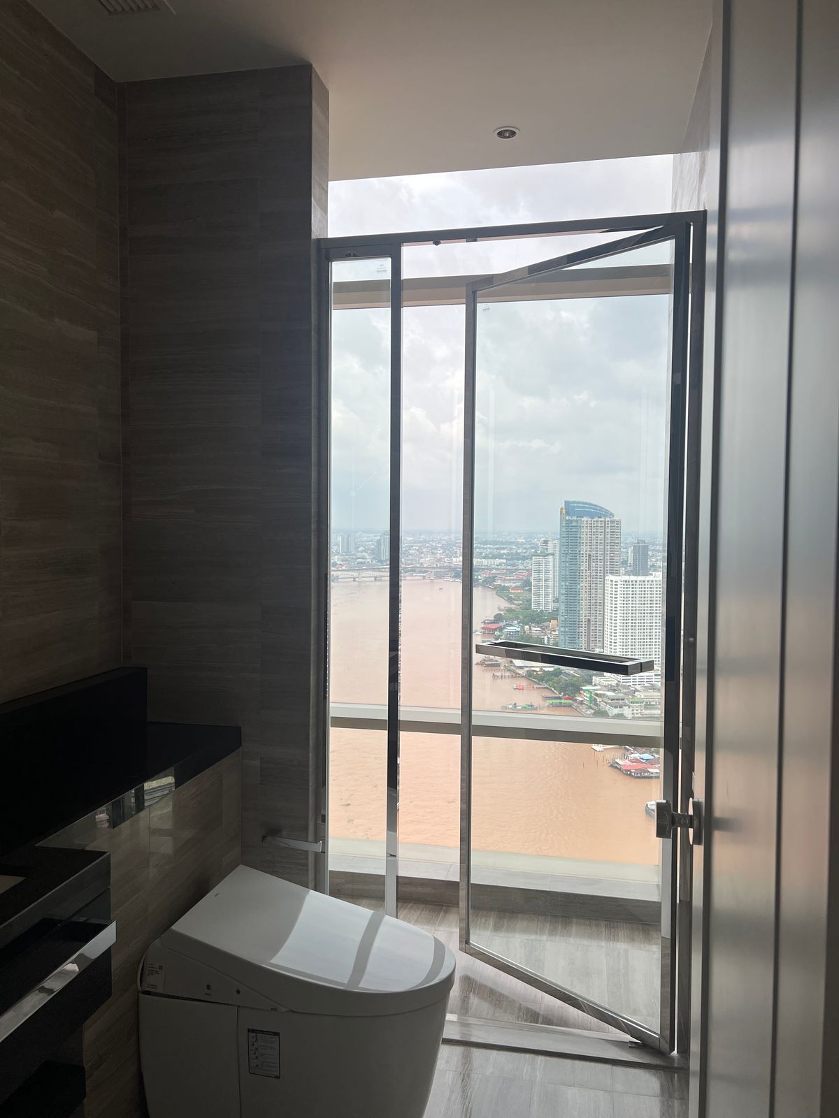 ให้เช่าคอนโดสาทร นราธิวาส : 137 ตร.ม. 2 ห้องนอน ที่ Four Seasons Private Residences กรุงเทพ ริมแม่น้ำเจ้าพระยา