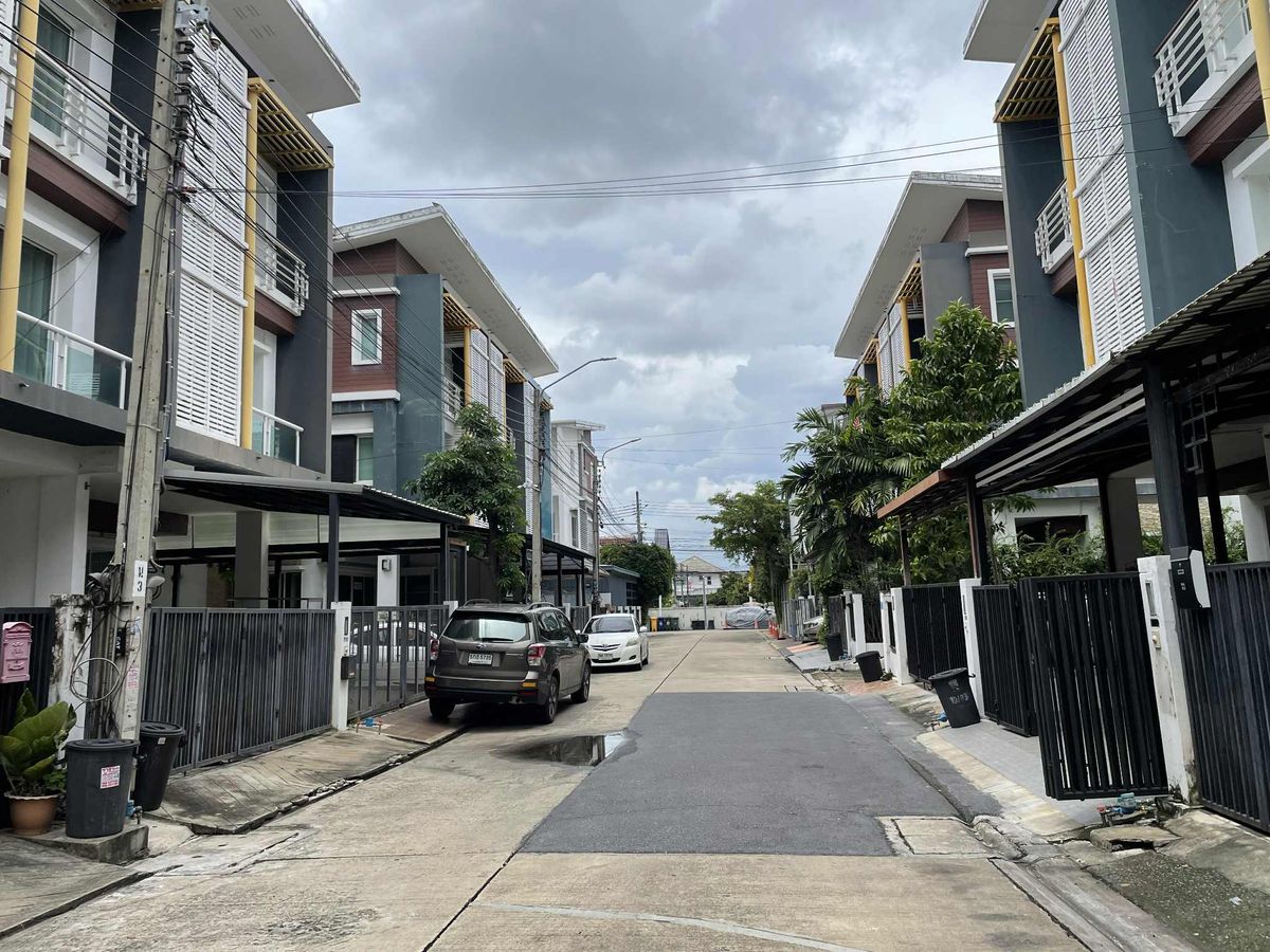 For SaleTownhomeChaengwatana, Muangthong : 3 -storey townhome for sale, 20 square meters, Chuan Chuen Modus Sente, Chaeng Watthana Road, Soi 41, Khlong Kluea Subdistrict, Pak Kred District, Nonthaburi