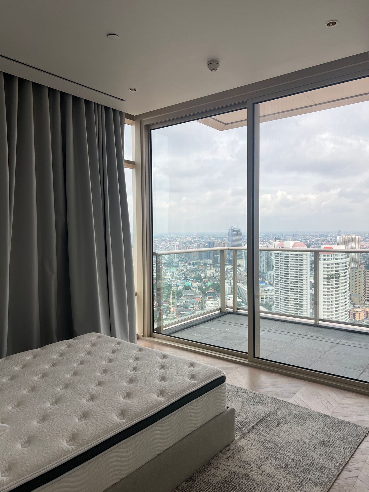 ให้เช่าคอนโดสาทร นราธิวาส : 137 ตร.ม. 2 ห้องนอน ที่ Four Seasons Private Residences กรุงเทพ ริมแม่น้ำเจ้าพระยา