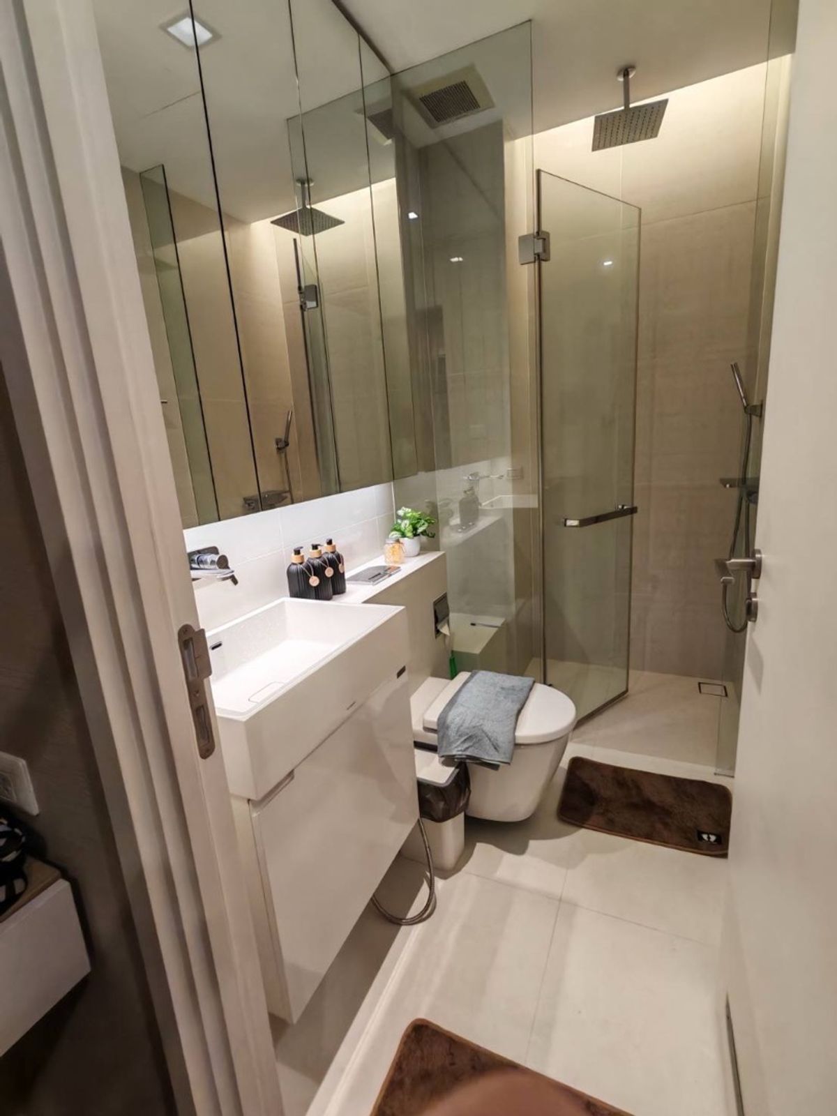 For RentCondoLadprao, Central Ladprao : For rent 🔥 The Saint Residences 🔥 near MRT Phahon Yothin, fully furnished and equipped with appliances.