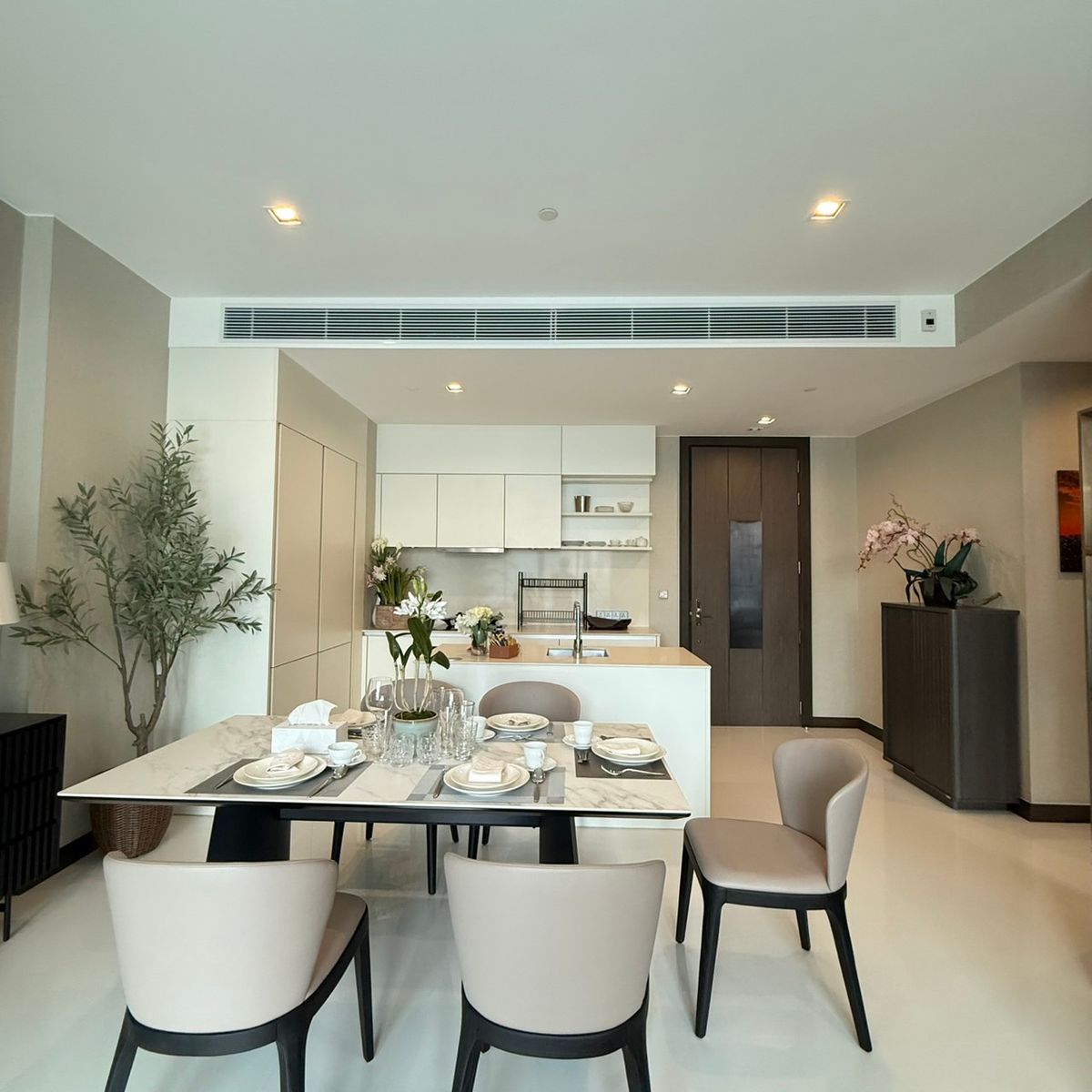 ให้เช่าคอนโดนานา : For Rent Q1 Sukhumvit 2 beds size 108 sq.m. F/F Ready to move in