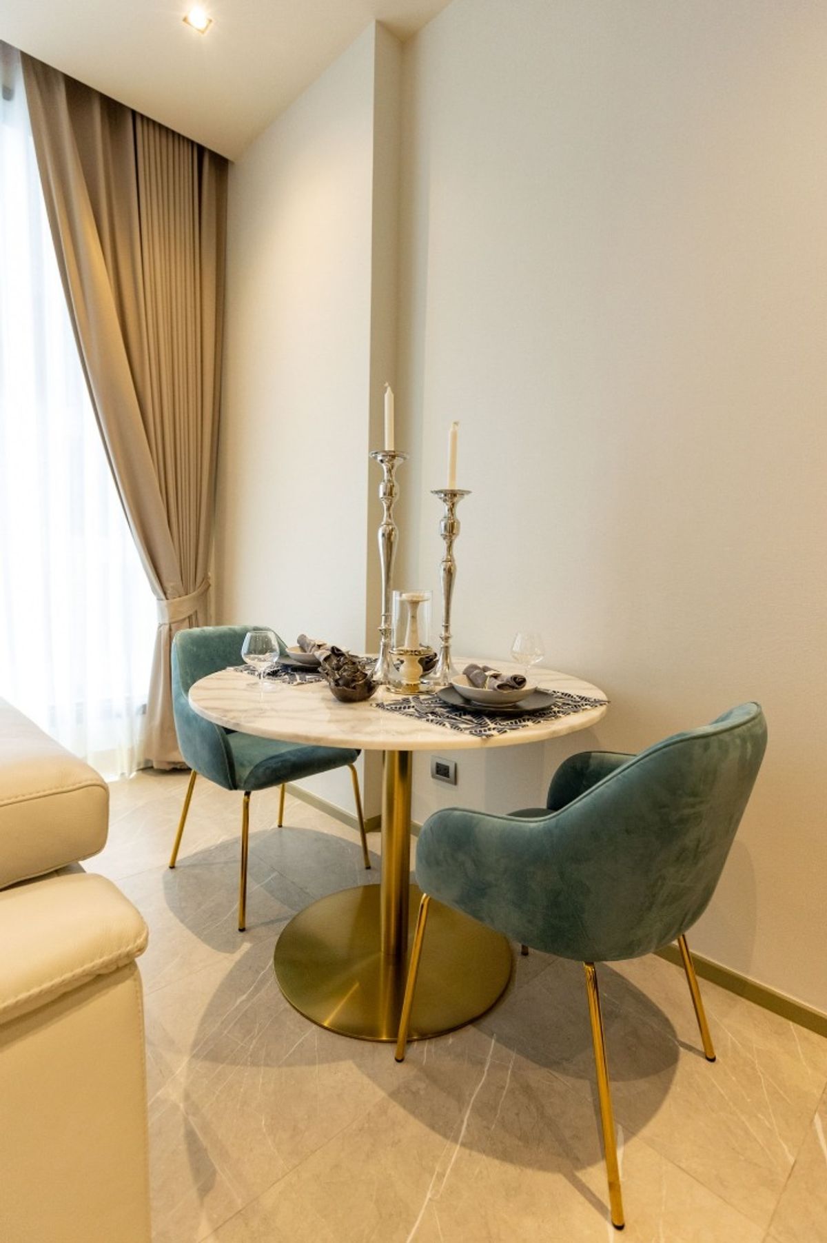 ขายคอนโดสุขุมวิท อโศก ทองหล่อ : 🔥 Hot Deal! HYDE HERITAGE THONGLOR Super Luxury Condo 🏙️ 1 Bed 43.52 sq.m. Only 9.9 MB 💼 Yield 4.8%* Luxury condo in the heart of Sukhumvit, near BTS Thonglor 🚆