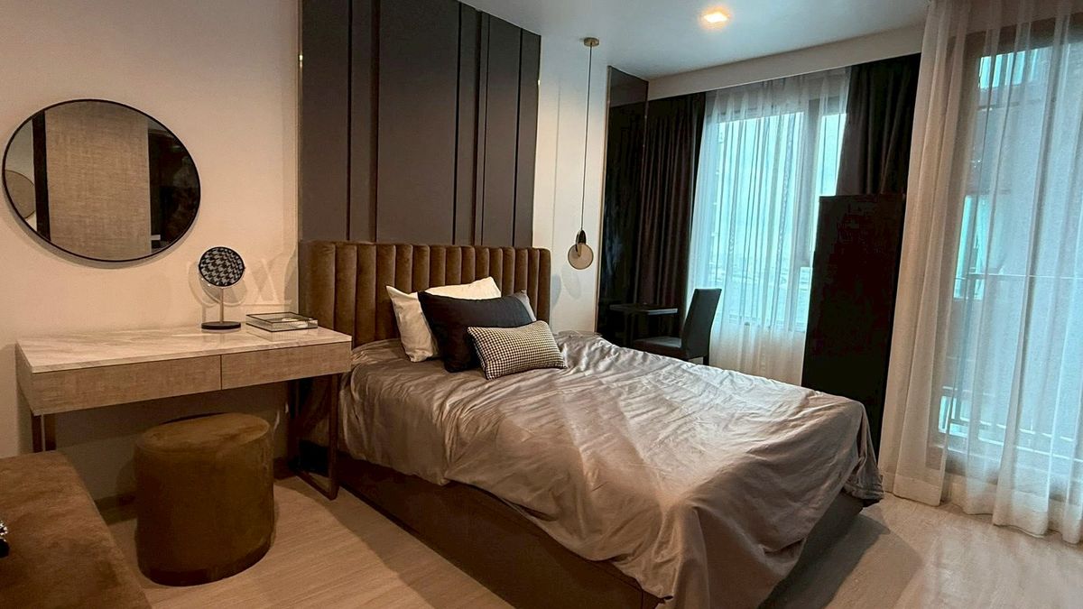 For RentCondoLadprao, Central Ladprao :  29 sq m, 41th floor (studio), NEW CBD. next to central ladprao and next to BTS and subway stations. The view and swimming pool on the roof are really amazing.  Fully furnished, @Life Ladprao