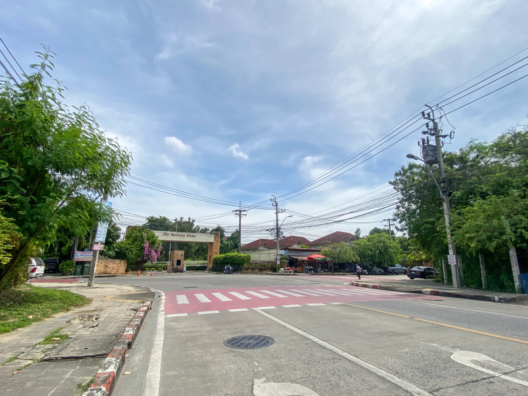 ขายทาวน์โฮม 3 ชั้น หมู่บ้าน The Balcony Home ซอยถนนเฉลิมพระเกียรติ ร.9 ซอย 28 ขนาด 19 ตร.วา จอดรถได้ 3 คัน Loading...