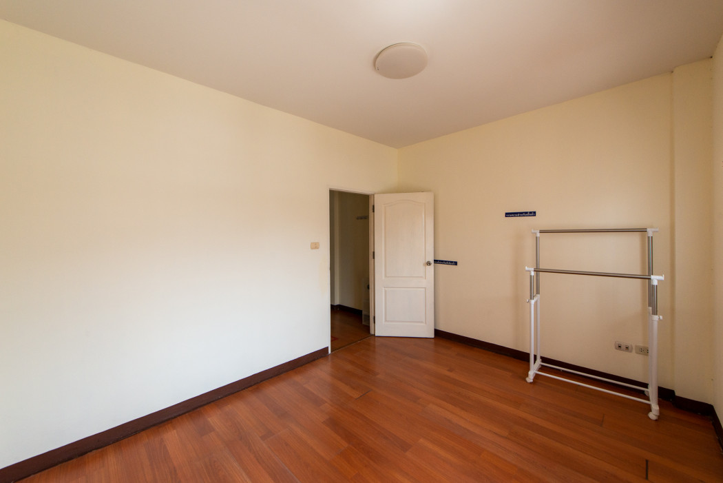 ขายทาวน์โฮม 3 ชั้น หมู่บ้าน The Balcony Home ซอยถนนเฉลิมพระเกียรติ ร.9 ซอย 28 ขนาด 19 ตร.วา จอดรถได้ 3 คัน Loading...