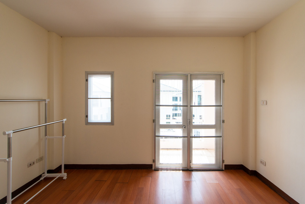 ขายทาวน์โฮม 3 ชั้น หมู่บ้าน The Balcony Home ซอยถนนเฉลิมพระเกียรติ ร.9 ซอย 28 ขนาด 19 ตร.วา จอดรถได้ 3 คัน Loading...