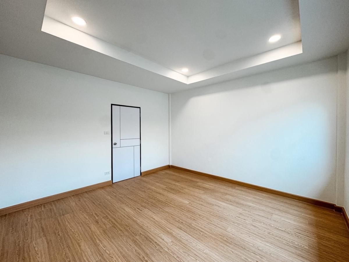 ขายทาวน์โฮมโชคชัย4 ลาดพร้าว71 : 🔥 โปรแรงสุดวันนี้! ทาวน์โฮม 84 แมนชั่น รีโนเวทใหม่  พร้อมอยู่ เดินสบายๆ ถึง MRT ลาดพร้าว 71 แค่ 14 นาที  ราคาเพียง 3.59 ล้าน Yield 7.6%*