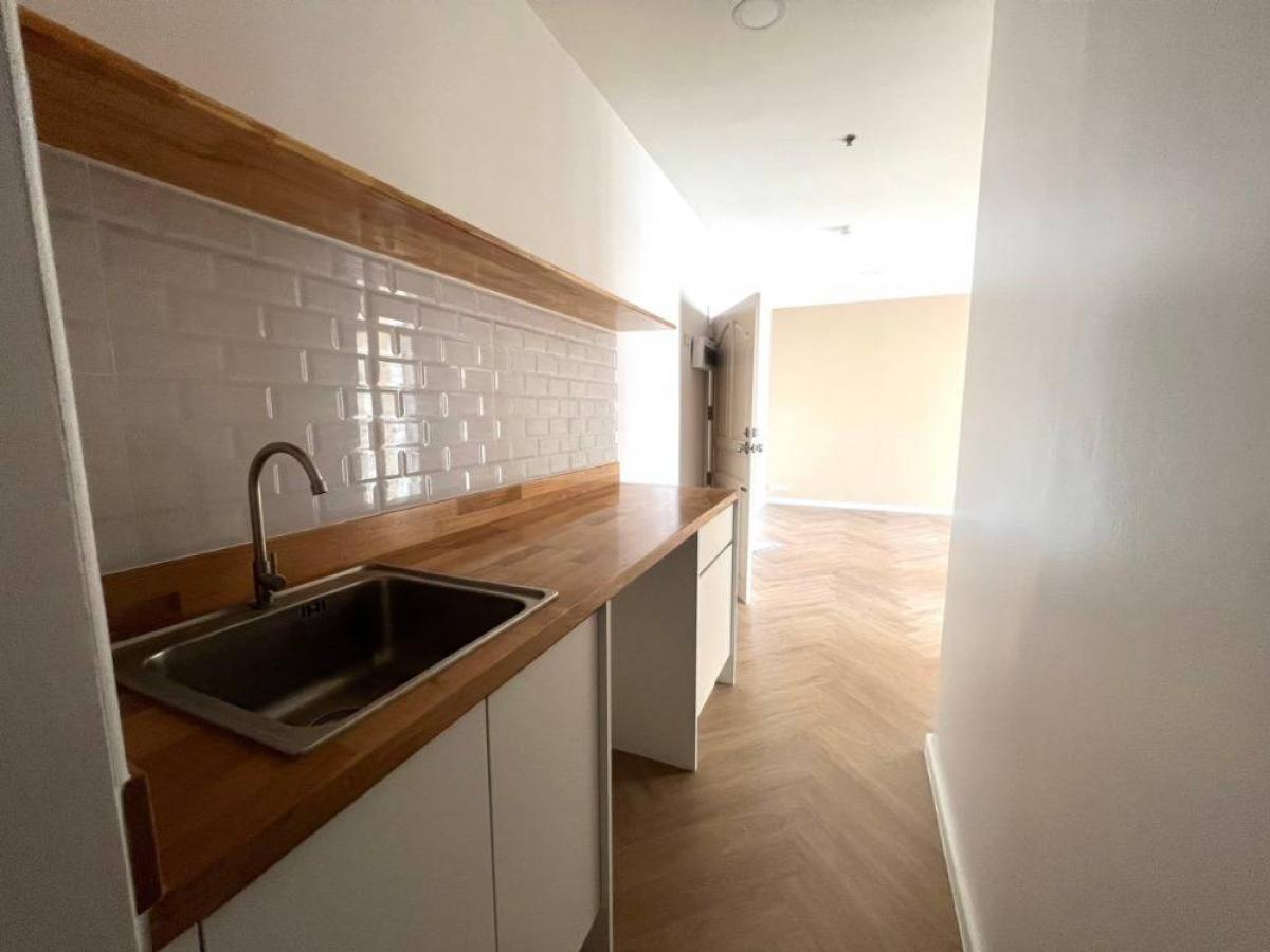 For SaleCondoRatchathewi,Phayathai : Luxury condo with 2 bedrooms in the heart of Phaya Thai!Close to BTS/MRT, convenient for all travel at only 6.15 million!