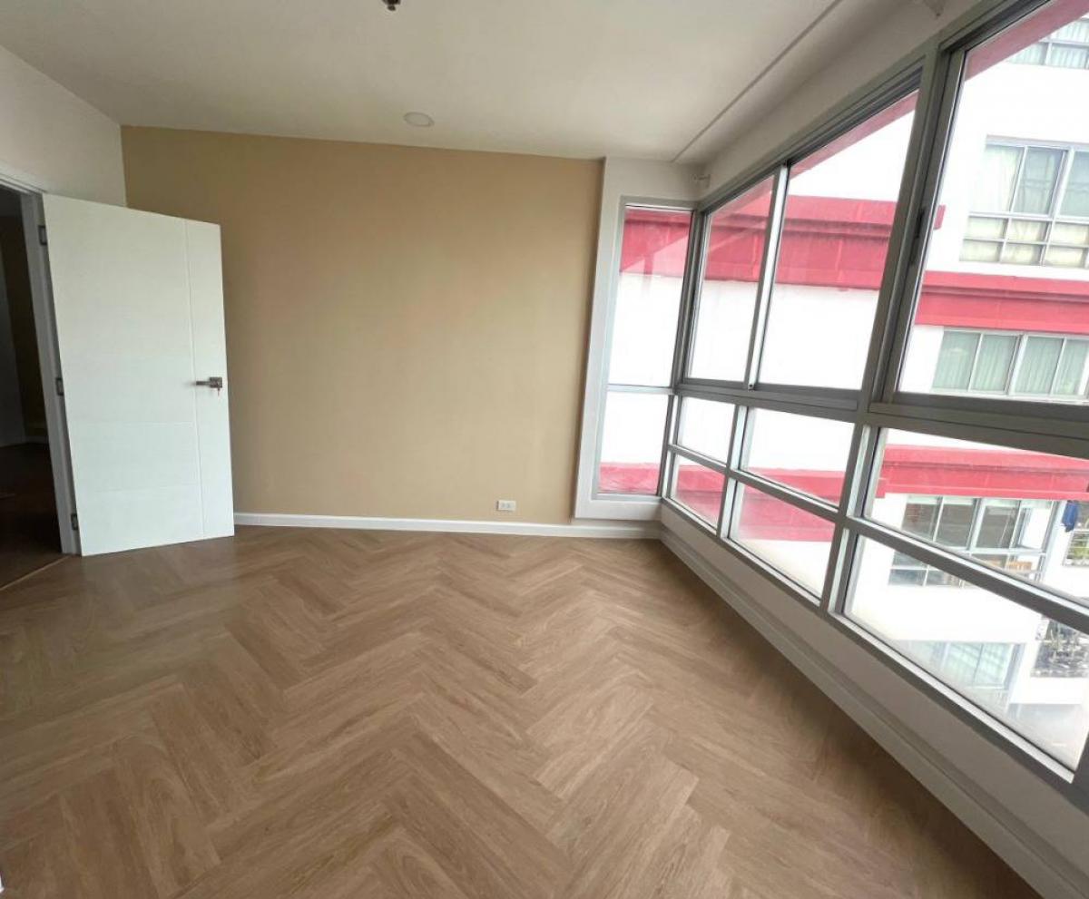 For SaleCondoRatchathewi,Phayathai : Luxury condo with 2 bedrooms in the heart of Phaya Thai!Close to BTS/MRT, convenient for all travel at only 6.15 million!