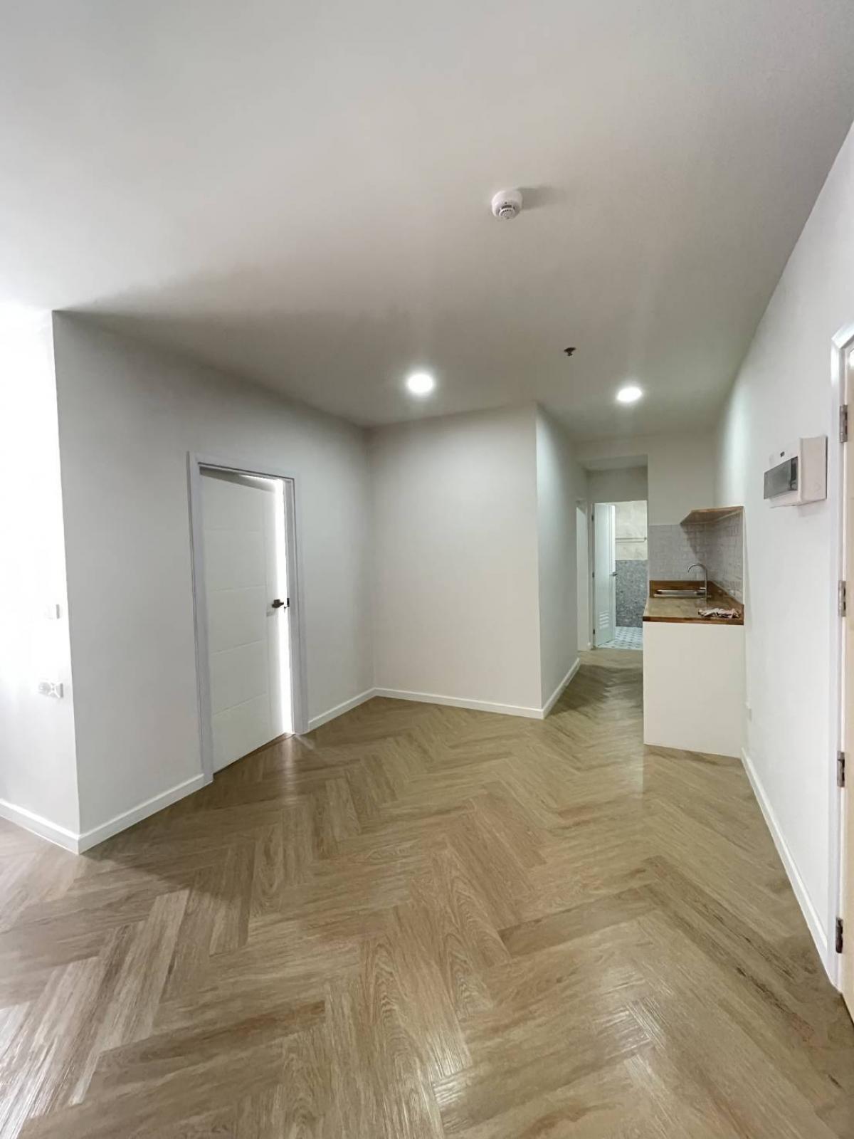 For SaleCondoRatchathewi,Phayathai : Luxury condo with 2 bedrooms in the heart of Phaya Thai!Close to BTS/MRT, convenient for all travel at only 6.15 million!