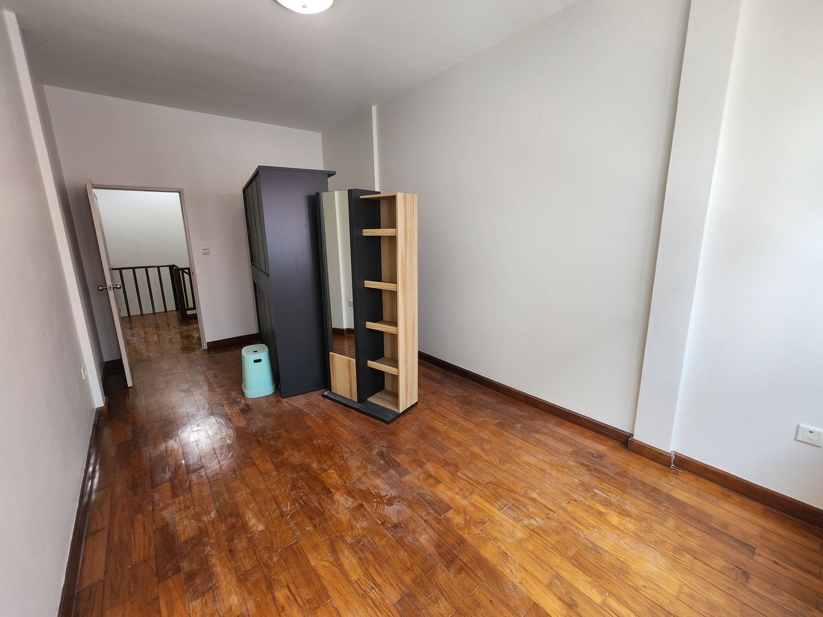 For SaleTownhomeRama5, Ratchapruek, Bangkruai : Home Office Townhome 37 Sq. Rajapruek 2 minutes from Central Wille. The alley has one side of the house near the expressway.