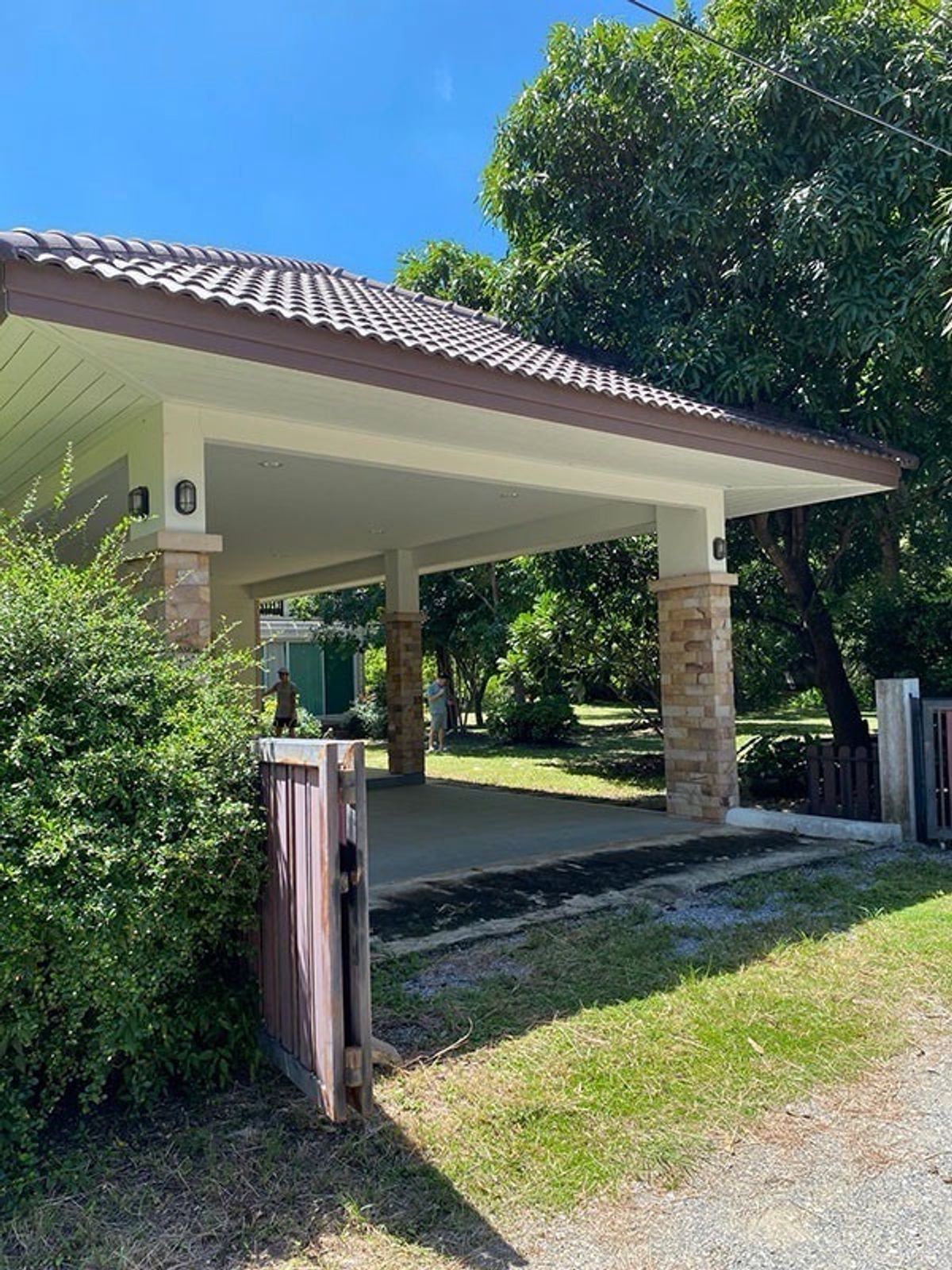 ขายบ้านปากช่อง เขาใหญ่ : 📢👇 บ้าน 2 หลัง ที่กว้างใหญ่ ไม้ร่มรื่น ไว้พักกาย พักใจ พักปอด ไม่ไกลกรุงเทพ แค่กลางดง ปากช่อง ใกล้แหล่งชุมชน และ แหล่งท่องเที่ยว