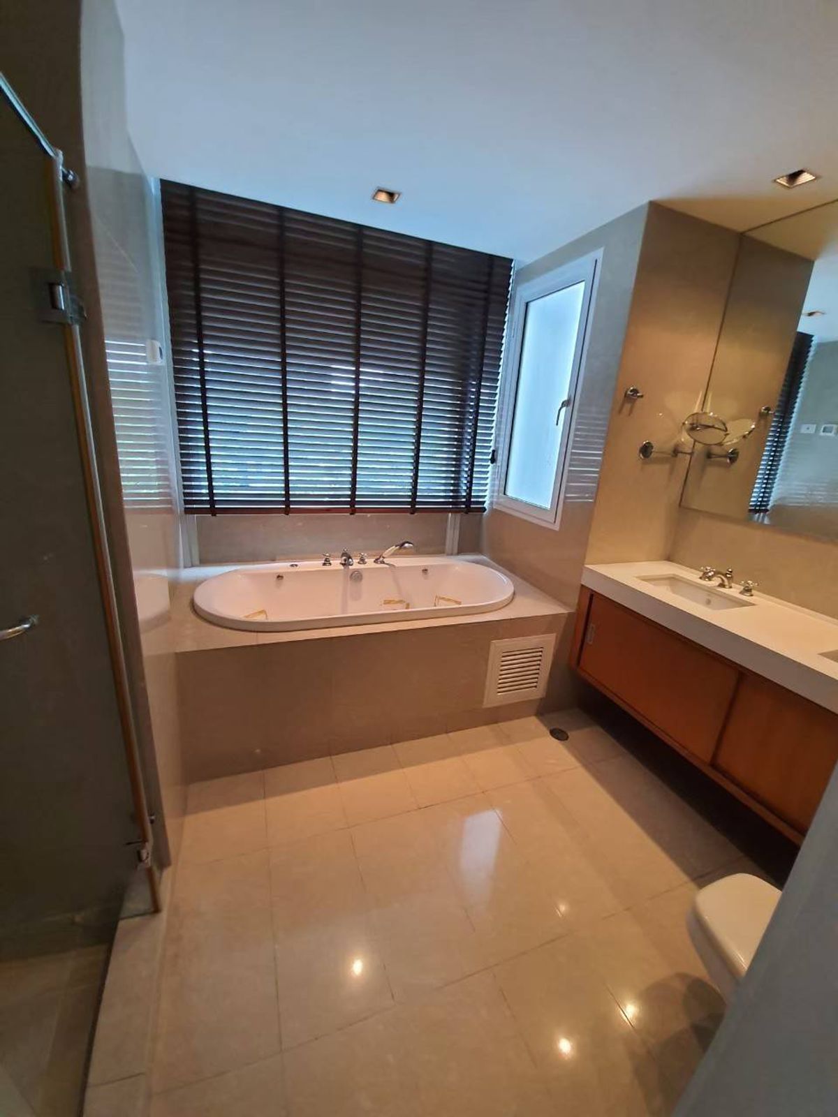 For RentCondoWitthayu, Chidlom, Langsuan, Ploenchit : ATNENE RESIDENCE condo, convenient to travel near the BTS, have a beautiful shuttle room, complete furniture ready !!