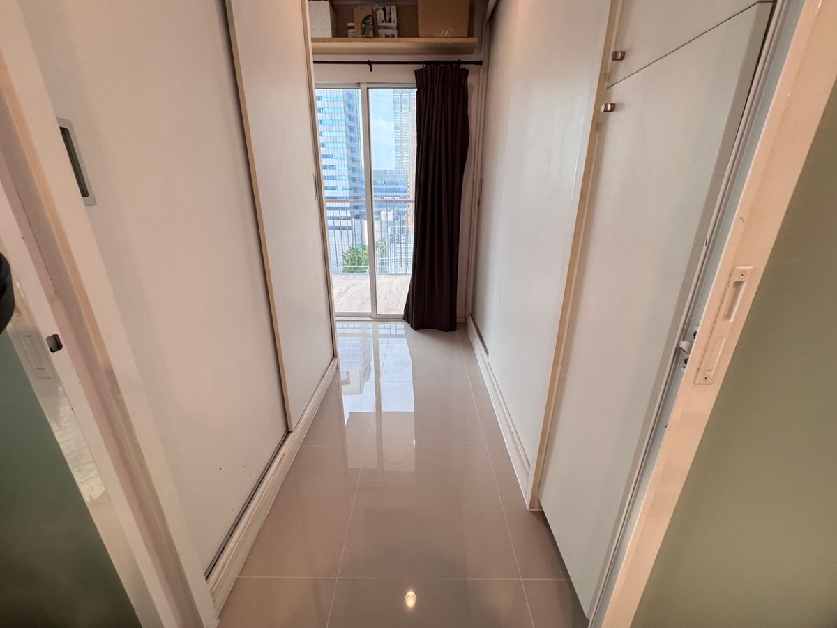 ขายคอนโดลาดพร้าว เซ็นทรัลลาดพร้าว : ขายด่วน ห้องสวยมาก มีระเบียงใหญ่ส่วนตัว มีเพียงชั้นละ 1 ห้องเท่านั้น !