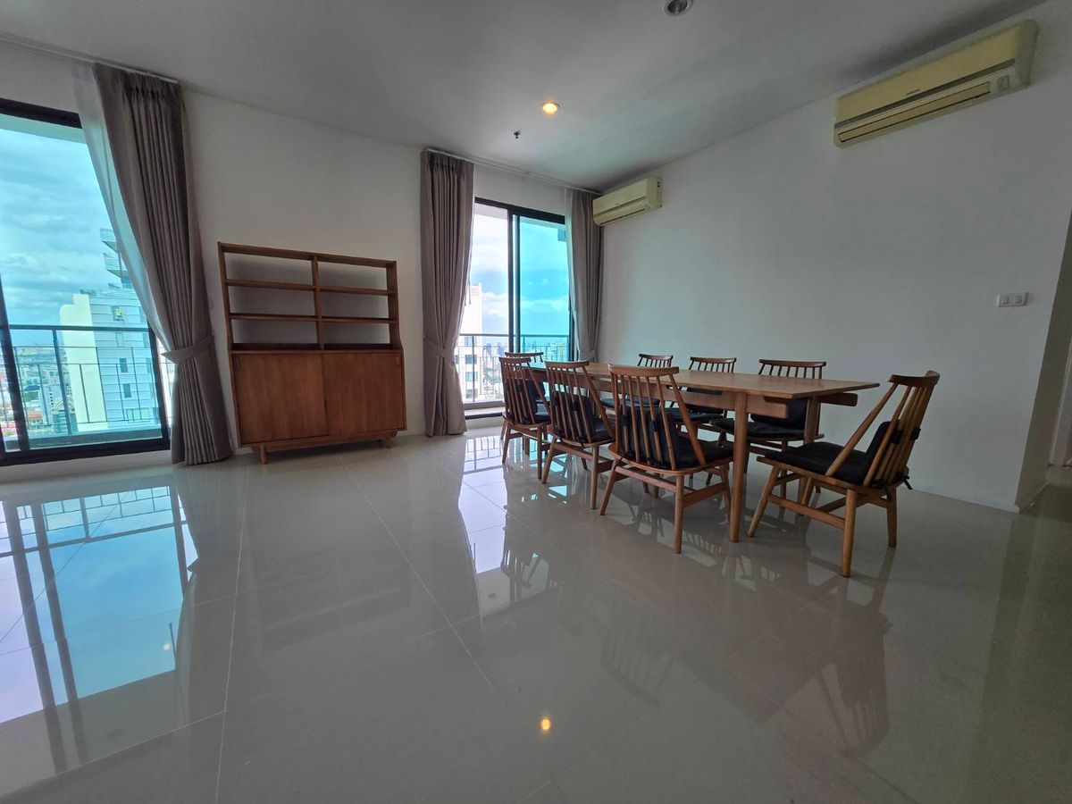 For RentCondoRama9, Petchburi, RCA : Villa Asoke Condo is convenient to travel near the BTS Skytrain. There is a beautiful room shuttle, complete furniture !!