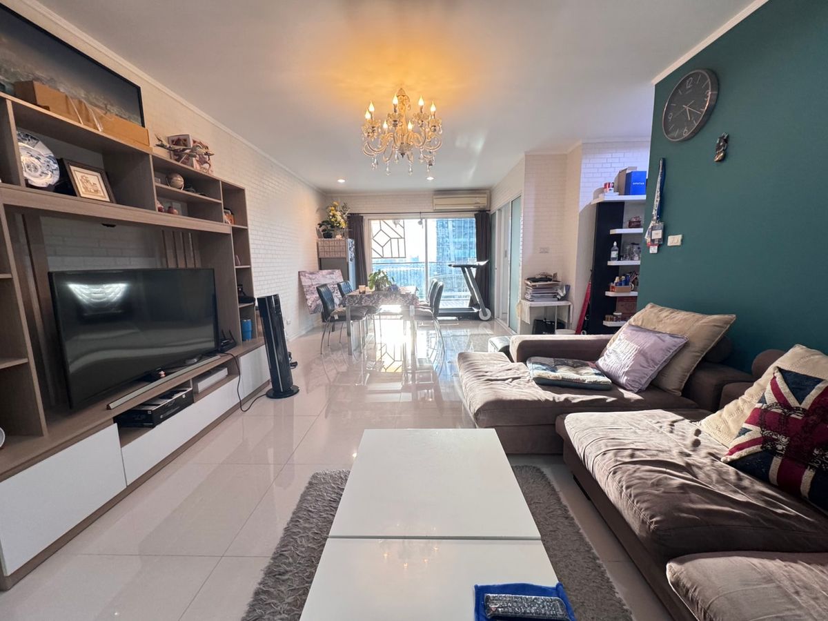 For SaleCondoLadprao, Central Ladprao : Urgent sale. The room is very beautiful. There is a private balcony. Only 1 room per floor!