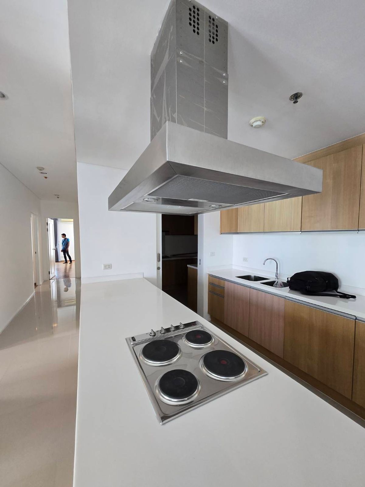 For RentCondoRama9, Petchburi, RCA : Villa Asoke Condo is convenient to travel near the BTS Skytrain. There is a beautiful room shuttle, complete furniture !!