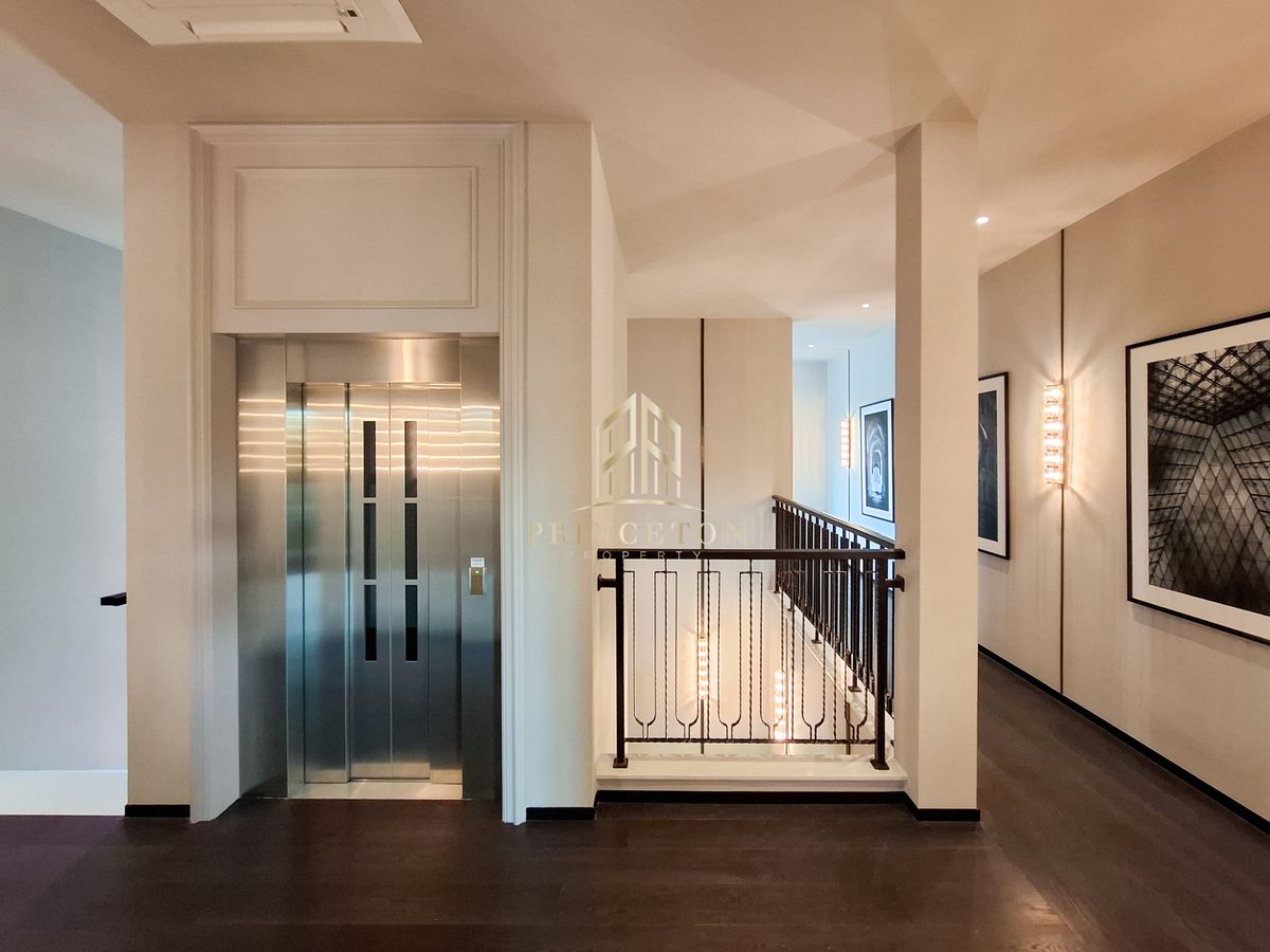 ขายบ้านบางนา แบริ่ง ลาซาล : สัมผัสความหรูหราที่ไม่เหมือนใครกับคฤหาสน์หรู 3 ชั้น CINQ ROYAL The Eighteen Bangna KM.7  📞092-4252445