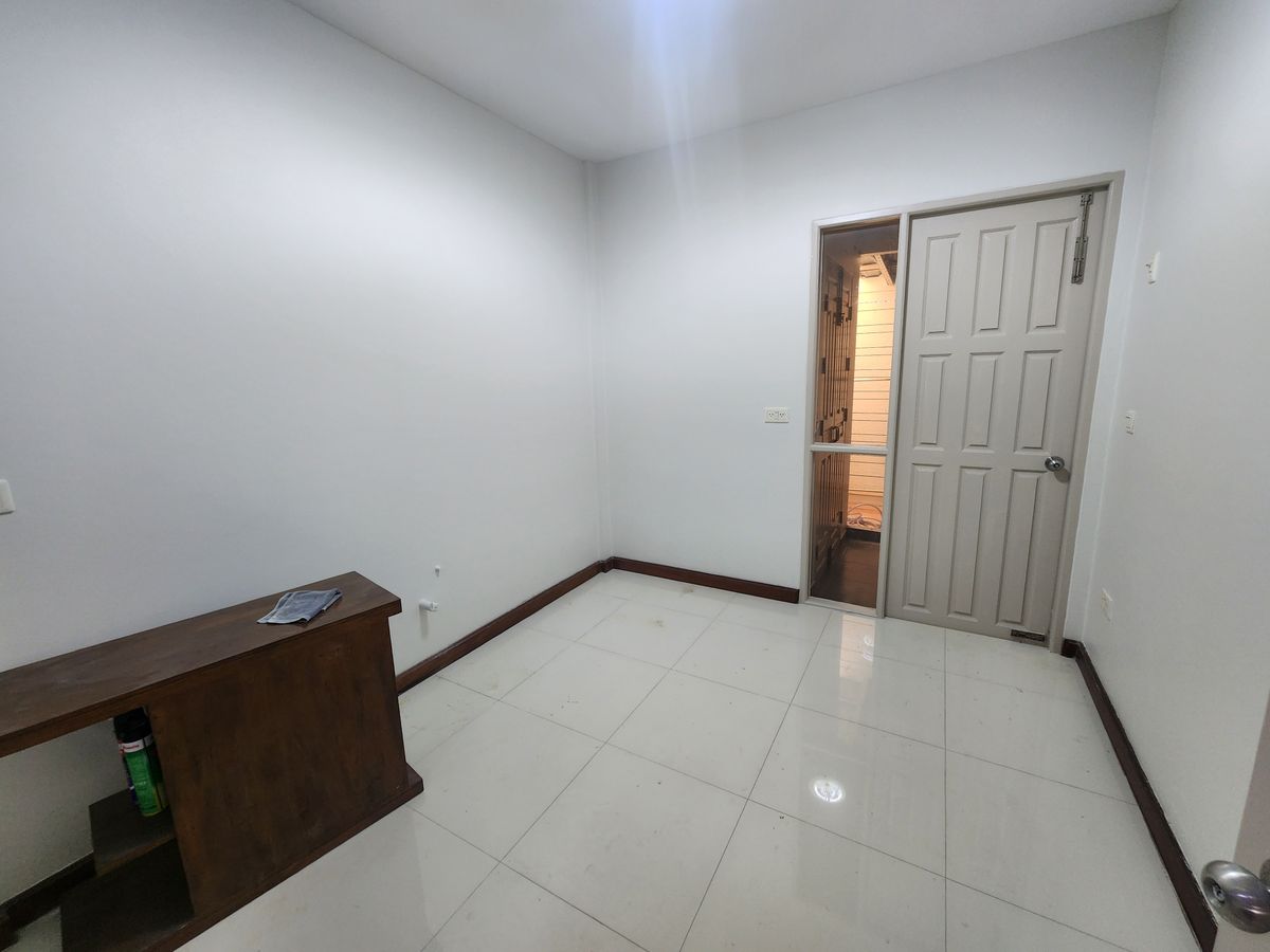 For SaleTownhomeRama5, Ratchapruek, Bangkruai : Home Office Townhome 37 Sq. Rajapruek 2 minutes from Central Wille. The alley has one side of the house near the expressway.
