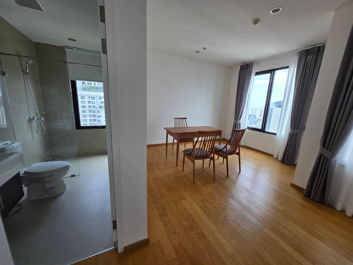 For RentCondoRama9, Petchburi, RCA : Villa Asoke Condo is convenient to travel near the BTS Skytrain. There is a beautiful room shuttle, complete furniture !!