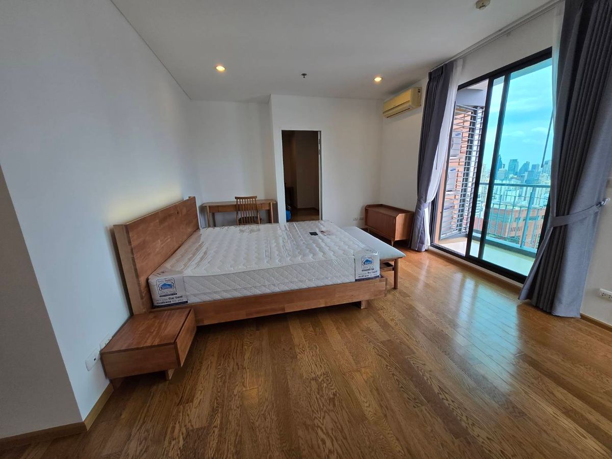 For RentCondoRama9, Petchburi, RCA : Villa Asoke Condo is convenient to travel near the BTS Skytrain. There is a beautiful room shuttle, complete furniture !!