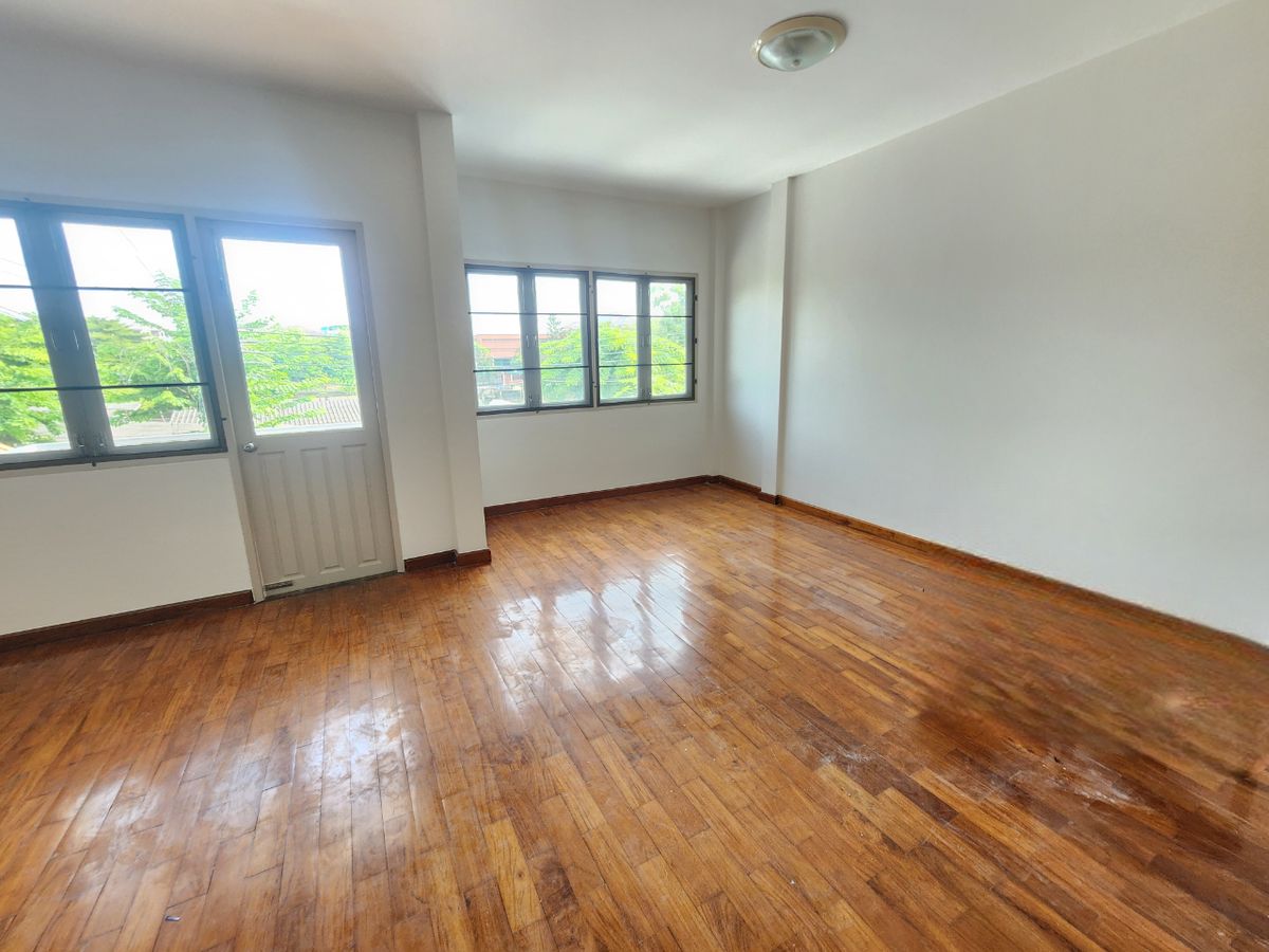 For SaleTownhomeRama5, Ratchapruek, Bangkruai : Home Office Townhome 37 Sq. Rajapruek 2 minutes from Central Wille. The alley has one side of the house near the expressway.