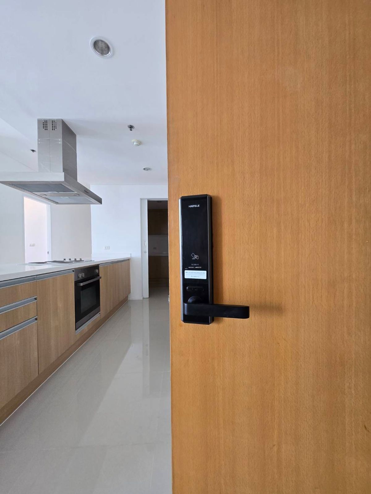 For RentCondoRama9, Petchburi, RCA : Villa Asoke Condo is convenient to travel near the BTS Skytrain. There is a beautiful room shuttle, complete furniture !!