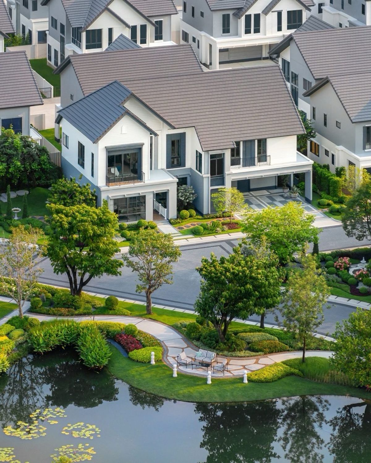 For SaleHouseNawamin, Ramindra : 📌𝐇𝐎𝐓 🔥 🔥 Burasiri Jatuchot, size 246 SQ.M 4 Bed 4 Bath, only 13.9 MB !! Make an appointment to watch the project 086-795-9997 (Jim)