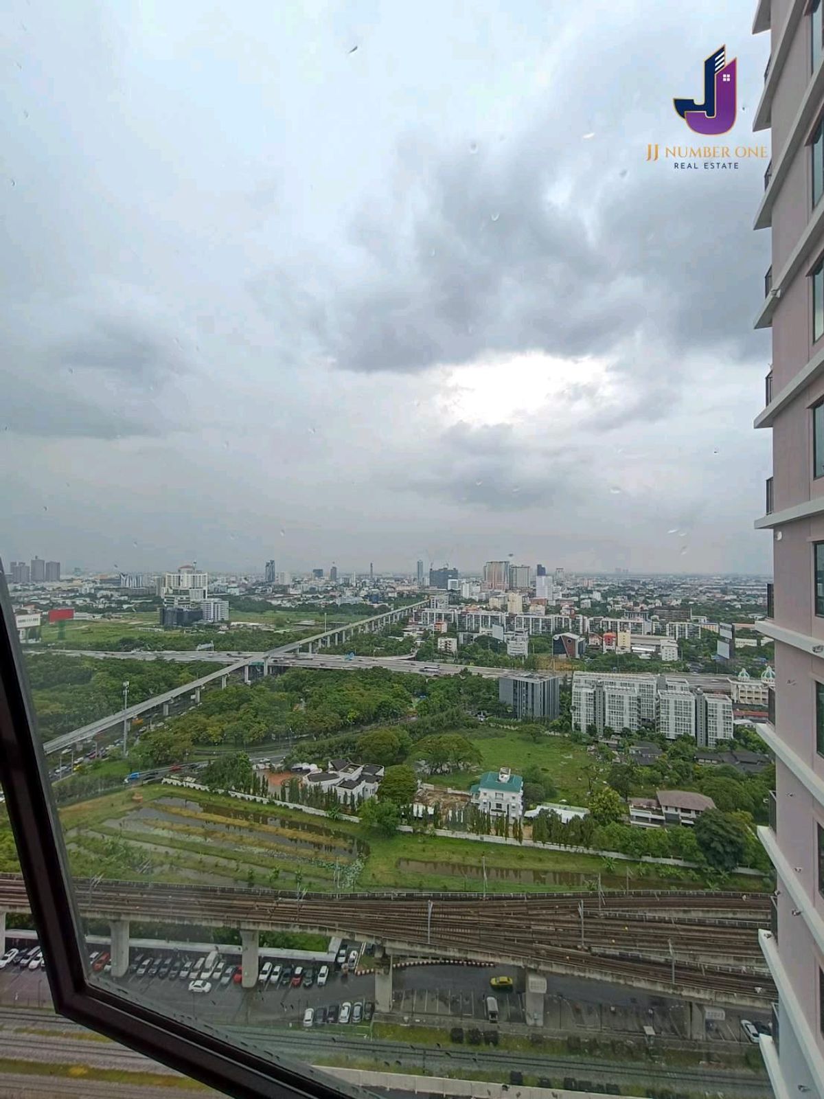 For RentCondoPattanakan, Srinakarin : Condo near the train, new room, complete with rent immediately