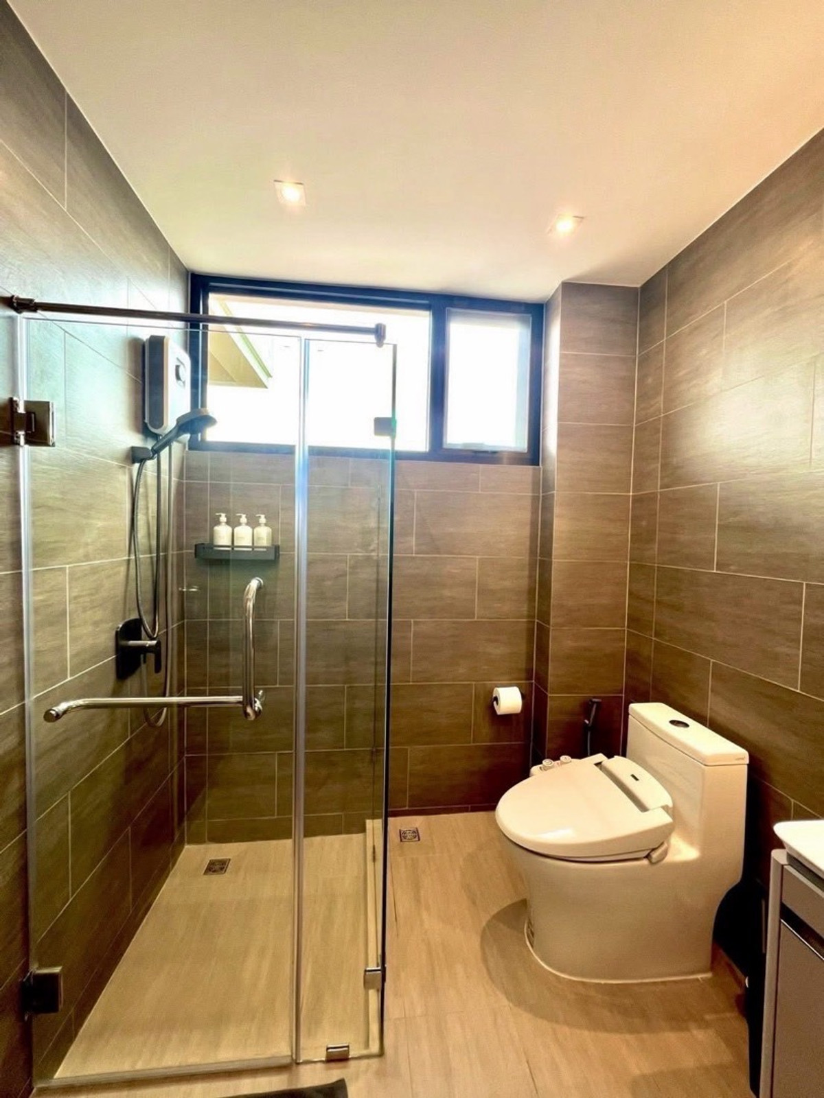 For RentTownhomePattanakan, Srinakarin : 📢👇 Baan Green Town, 5 storey townhouse, pool view, fully furnished, ready to move in